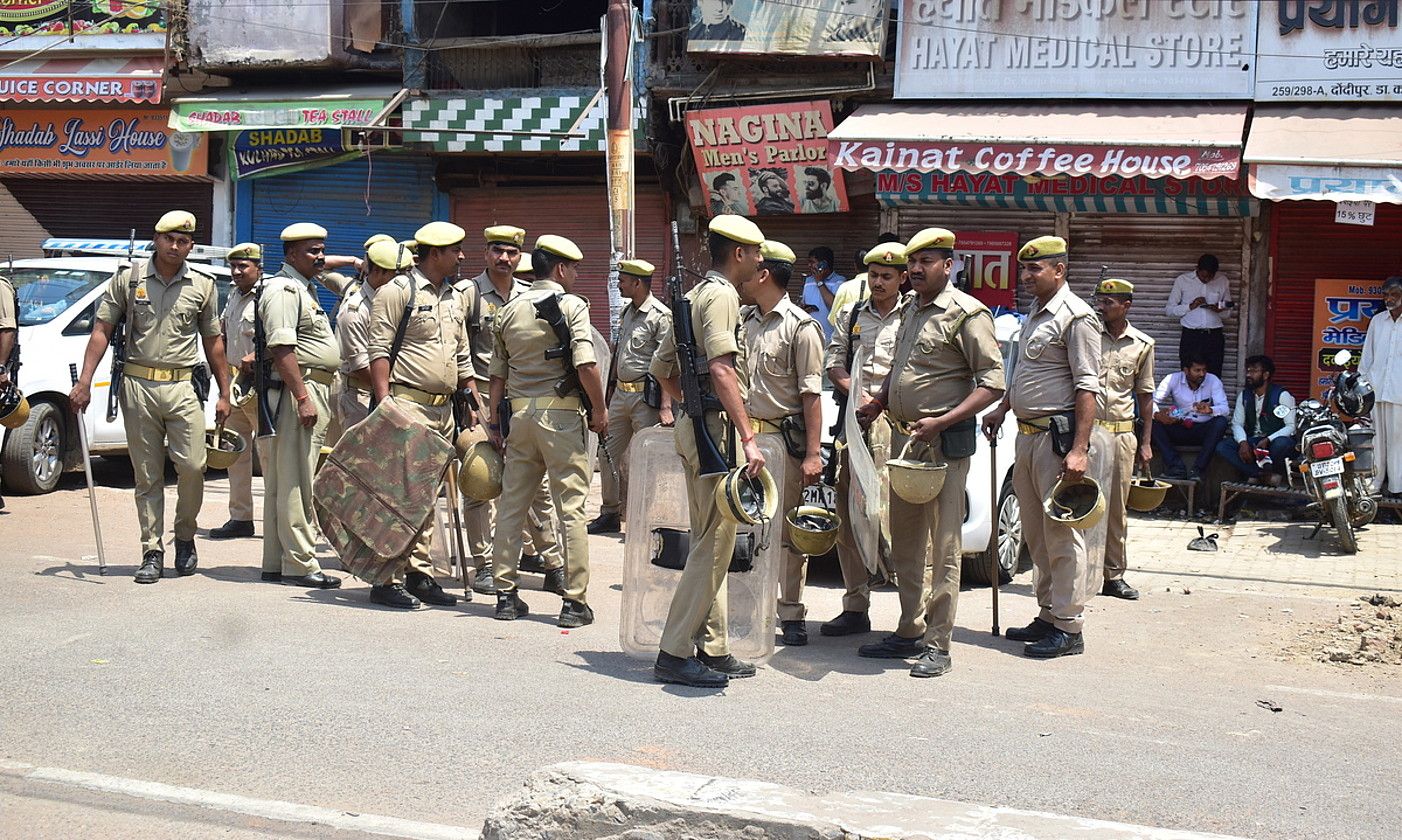 Indiako armadako hainbat kide, Uttar Pradesh hirian, apirilaren 16an, artxiboko irudi batean. PRABHAT KUMAR VERMA / EFE.