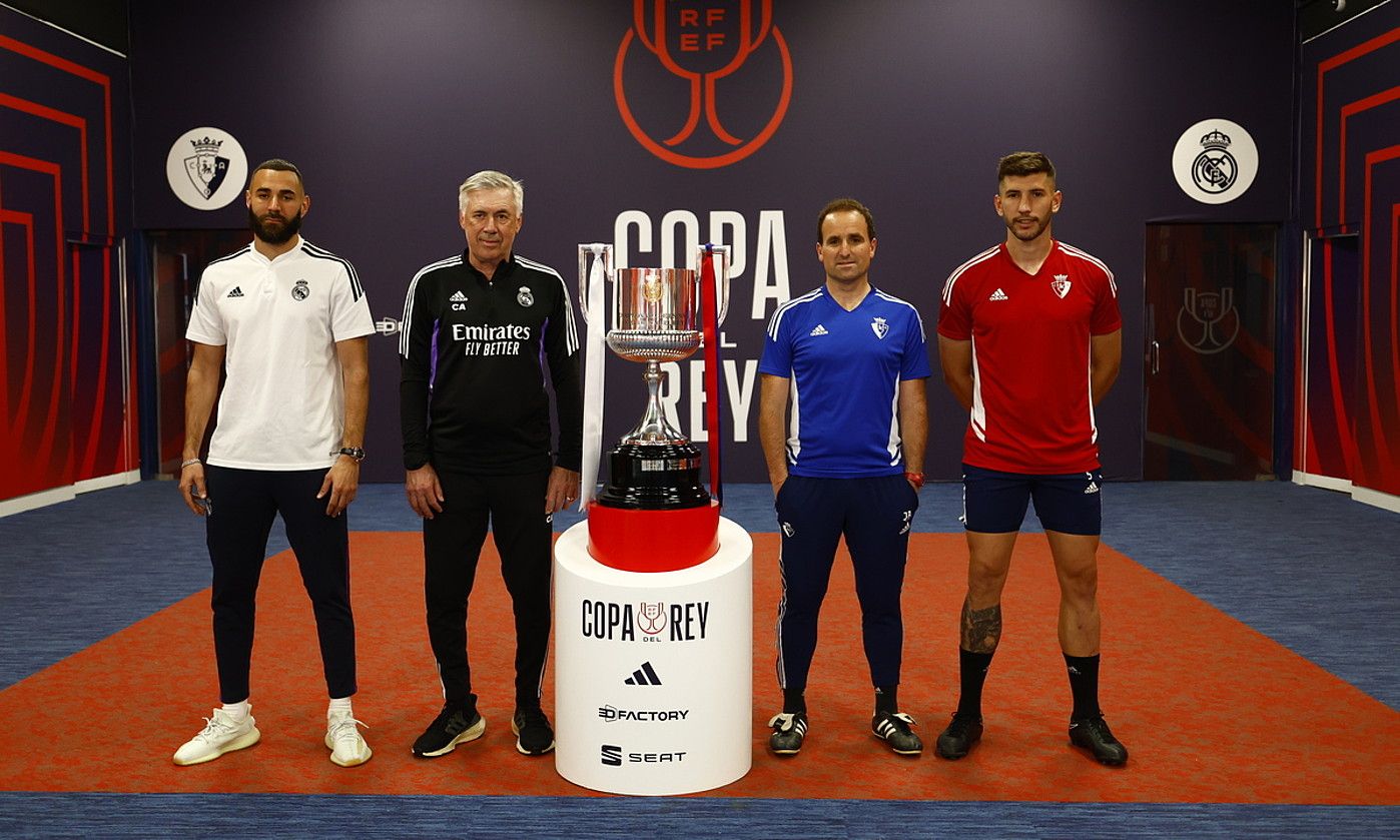 Karim Benzema, Carlo Ancelotti, Jagoba Arrasate eta David Garcia, Espainiako Kopako garaikurrarekin, atzo, Sevillako Cartuja estadioan. OSASUNA.