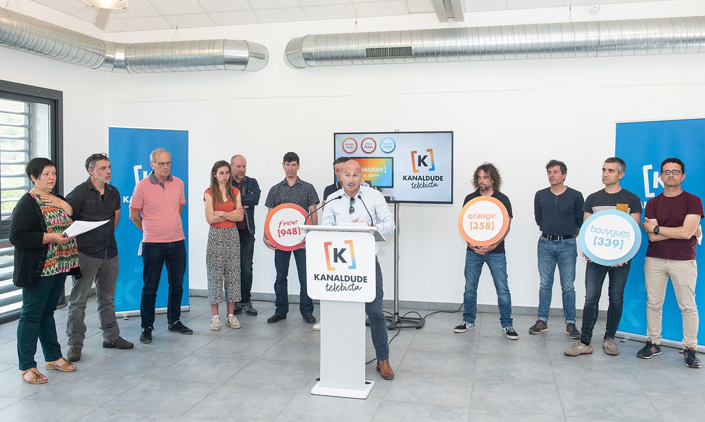 Kanaldudeko langileak eta ordezkari politikoak, asteazkeneko aurkezpenean. GUILLAUME FAUVEAU / MEDIABASK. Kanaldudeko langileak eta ordezkari politikoak, asteazkeneko aurkezpenean. GUILLAUME FAUVEAU / MEDIABASK.