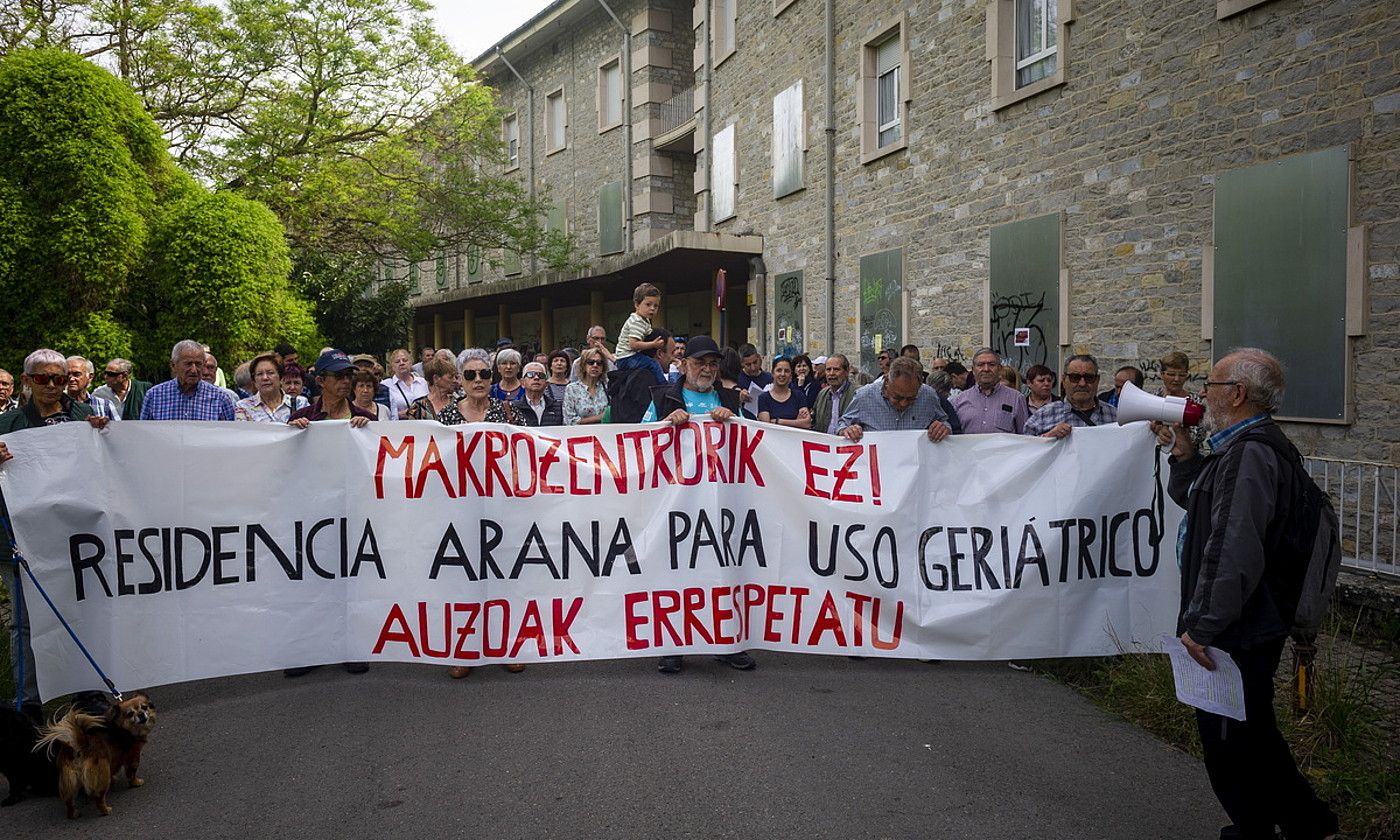 Babesturen manifestazioa, Arana eraikinaren alboan. JAIZKI FONTANEDA / FOKU.