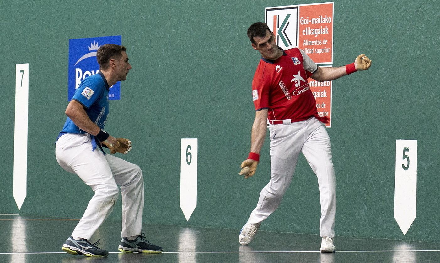 Joseba Ezkurdia, pilota jotzeko prest, Peio Etxeberria begira duela, atzo, Labriten. IÑIGO URIZ / FOKU. Joseba Ezkurdia, pilota jotzeko prest, Peio Etxeberria begira duela, atzo, Labriten. IÑIGO URIZ / FOKU.