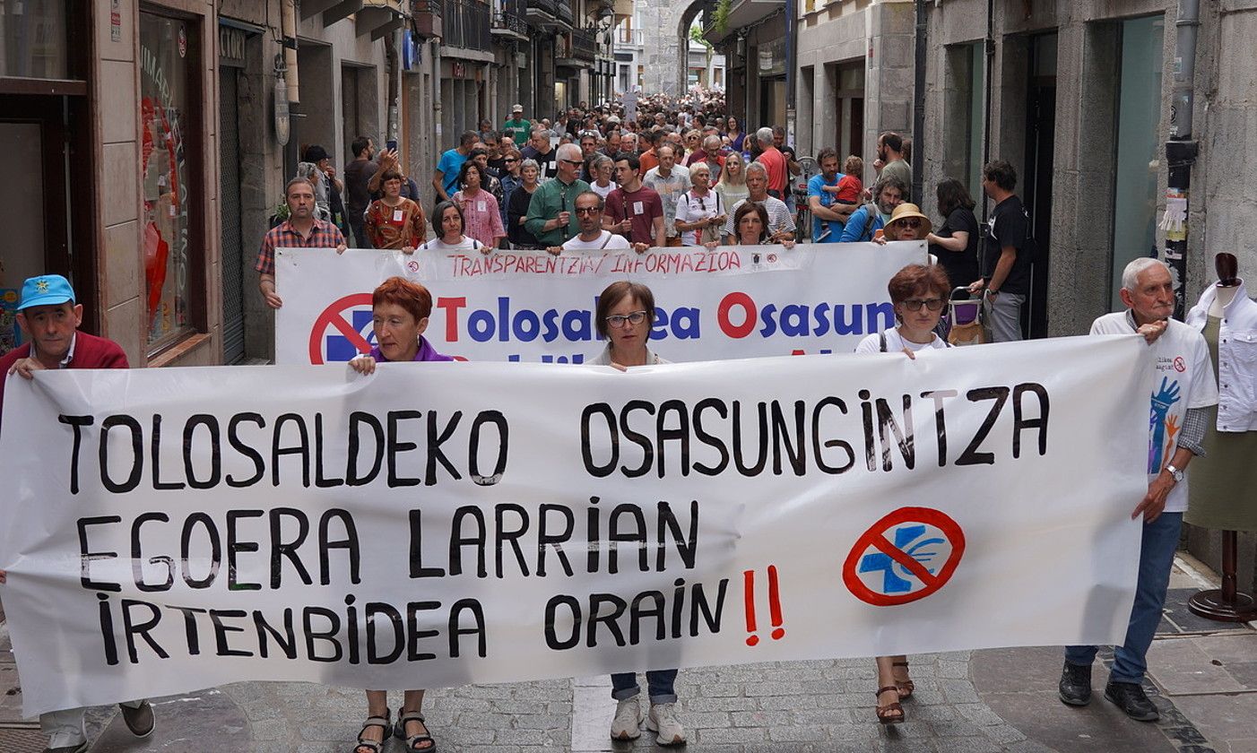Osasungintza publikoaren aldeko protesta, atzo, Tolosan. GOTZON ARANBURU / FOKU.