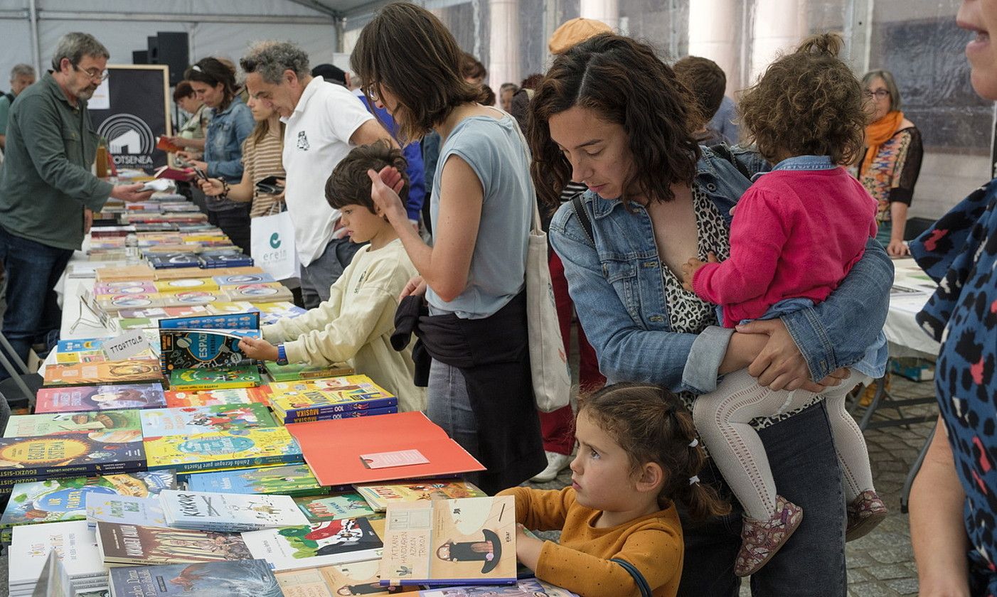 Zarauzko Lege Zaharren plazan jarri dute Literaturiako liburu azoka, eta karpa berean hartu dute aterpe liburuen aurkezpenek ere. JON URBE / FOKU.