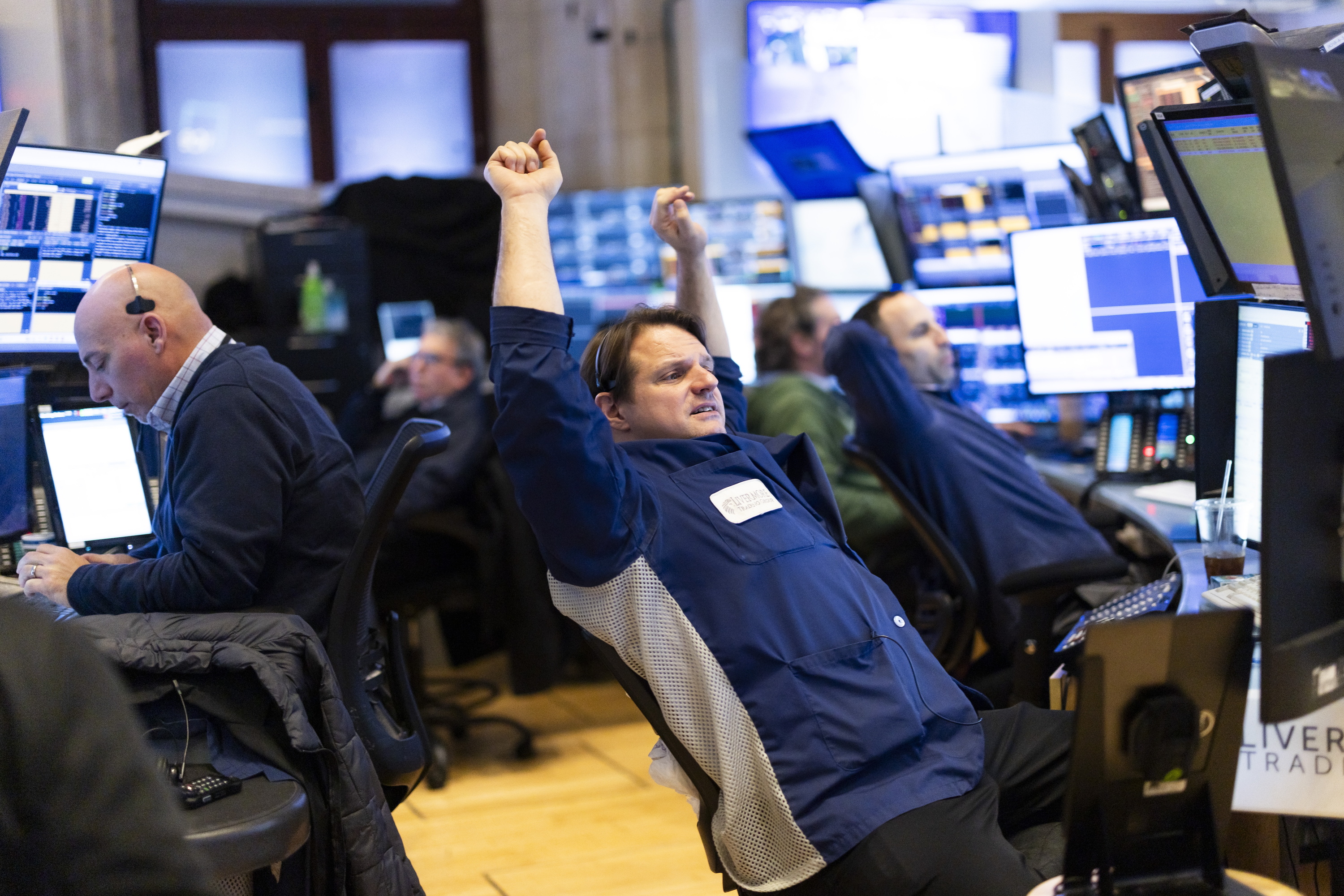 Wall Streeteko langile batzuk, atzo arratsaldean. JUSTIN LANE / EFE