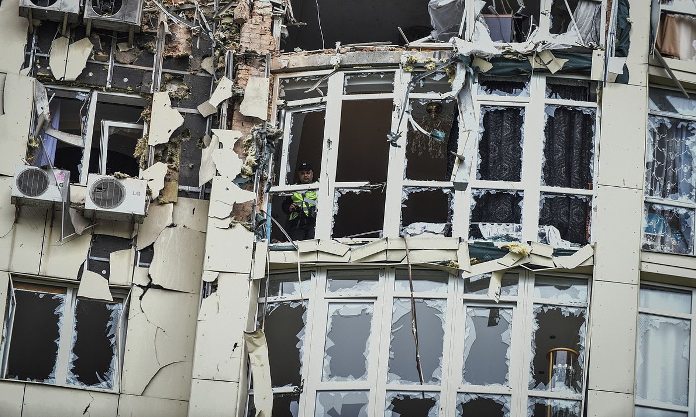 Errusiak jaurtitako drone batek eragindako kalteak, atzo, Kieven. OLEG PETRASYUK / EFE.