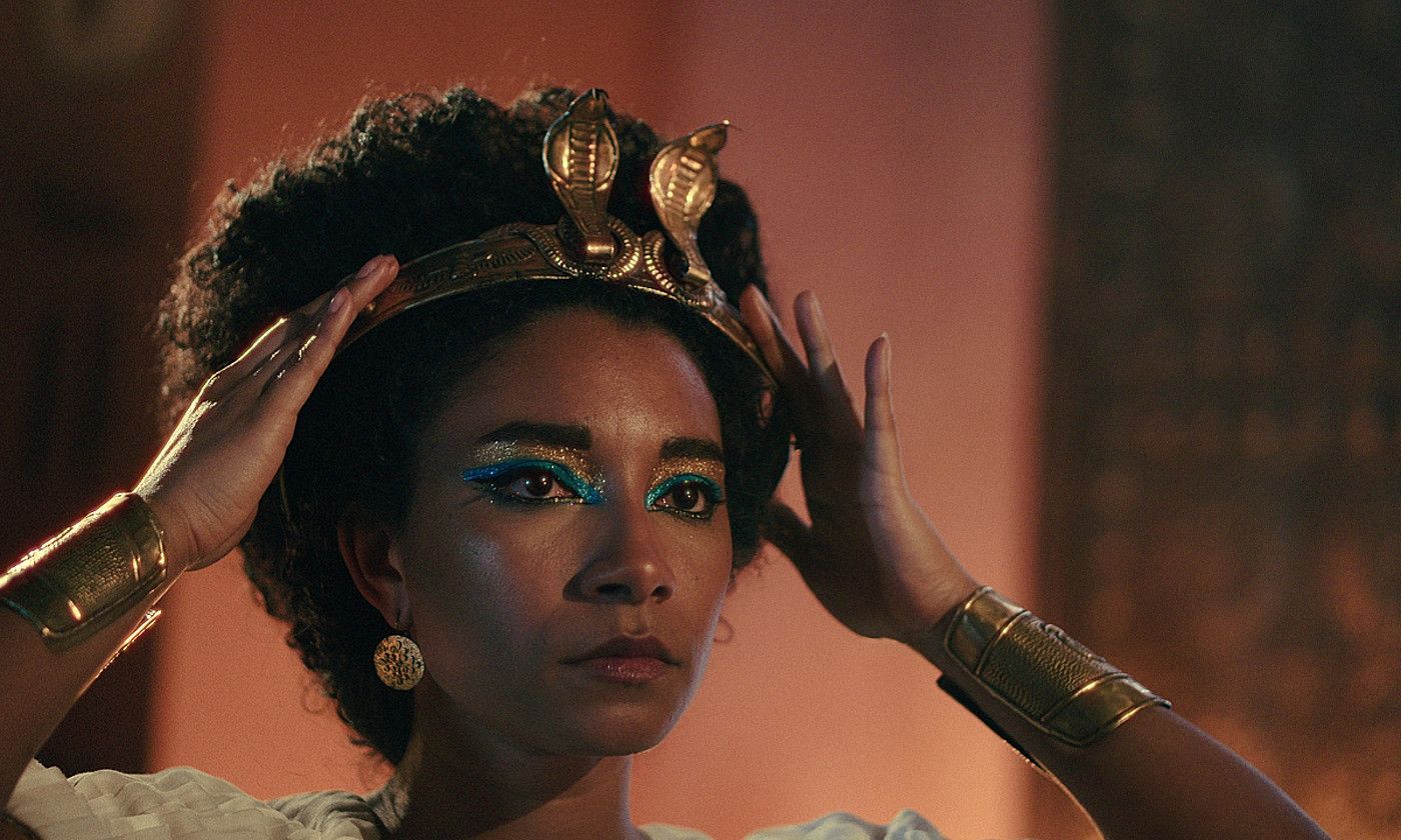 Adele James aktore britaniarrak egiten du Kleopatra Egiptoko erreginarena Queen Cleopatra dokumental saioan. NETFLIX.