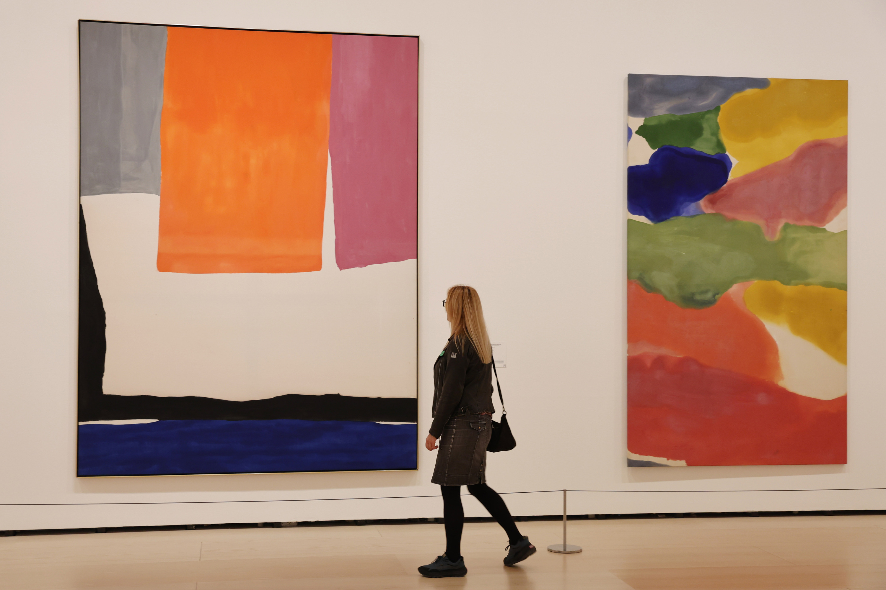 Emakume bat, Bilboko Guggenheim museoak Helen Frankenthaler artistari eskainitako erakusketa ikusten. OSKAR MATXIN EDESA / FOKU