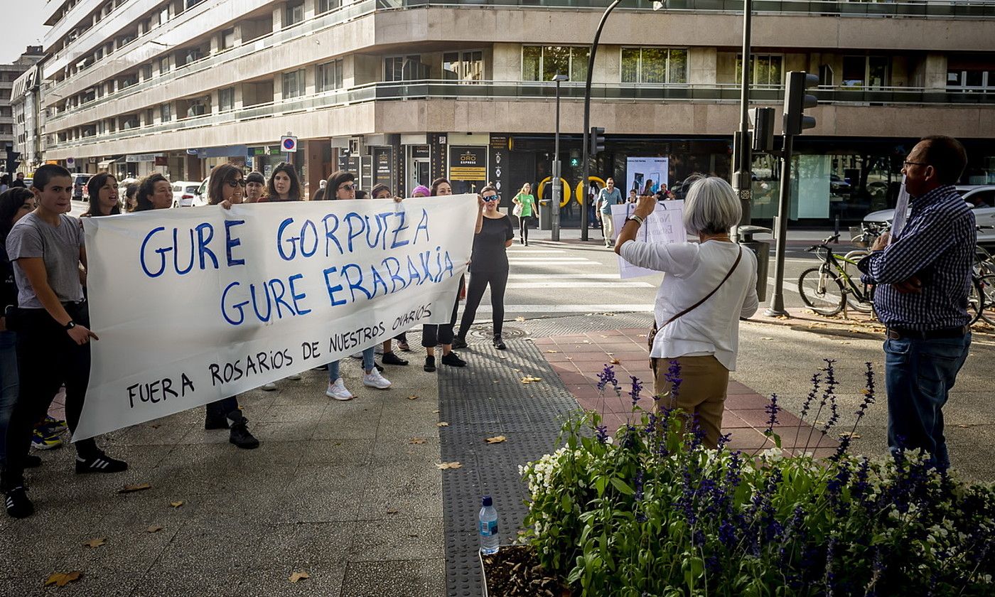 Abortatzeko eskubidearen aldeko elkarretaratze bat. JAIZKI FONTANEDA / FOKU. Abortatzeko eskubidearen aldeko elkarretaratze bat. JAIZKI FONTANEDA / FOKU.
