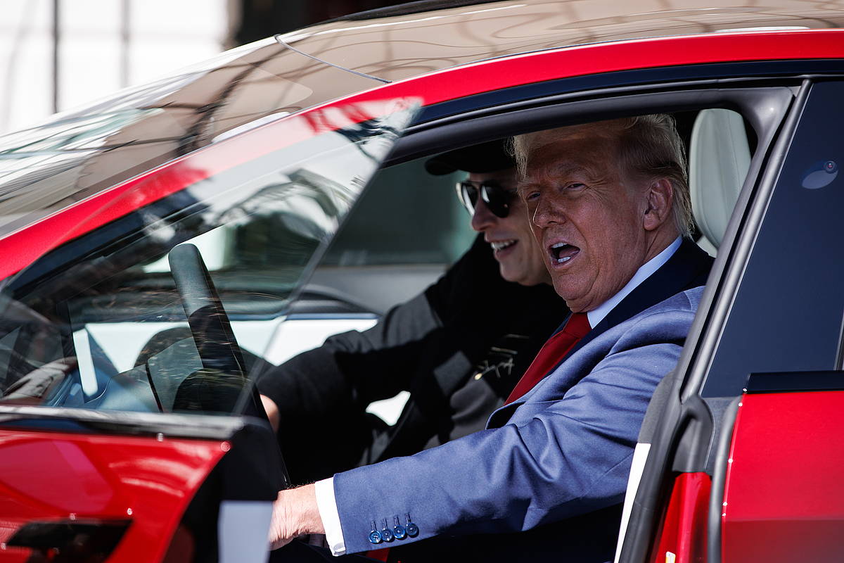 Elon Musk eta Donald Trump Etxe Zuriaren atarian, Tesla S auto batean. SAMUEL CORUM / EFE