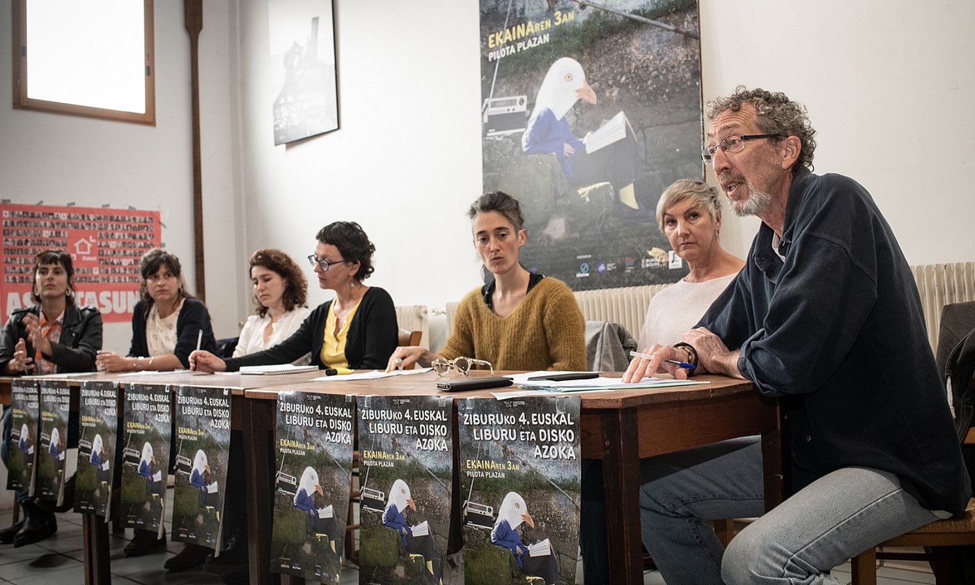 Baltsan elkarteko eta Argia astekariko kideak, atzo, Ziburuko Euskal Liburu eta Disko Azoka aukezten. PATXI BELTZAIZ.