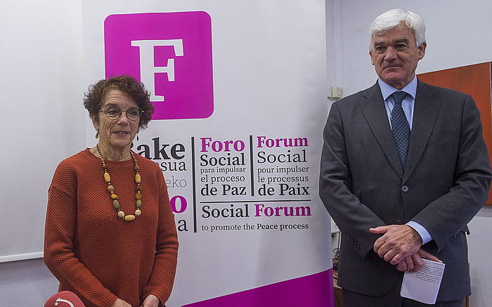 Teresa Toda eta Nazario Oleaga Foro Sozial Iraunkorreko kideak, agerraldi batean, joan den urtarrilean. LUIS JAUREGIALTZO, FOKU