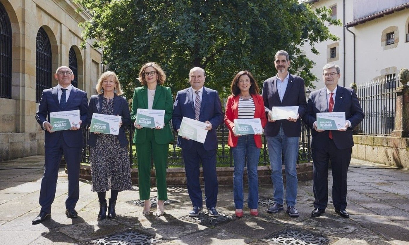 Andoni Ortuzar, atzo, Gernikako arbolaren ondoan, foru eta udal hauteskundeetarako hautagaiekin. EAJ. Andoni Ortuzar, atzo, Gernikako arbolaren ondoan, foru eta udal hauteskundeetarako hautagaiekin. EAJ.