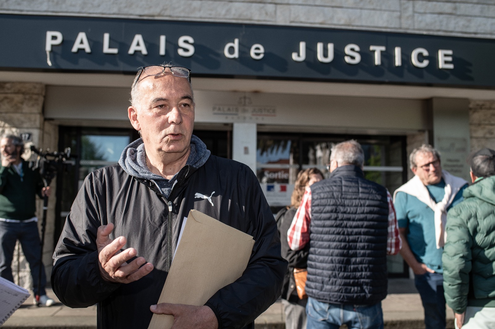 Gilles Parent Uztaritzeko San Frantses Xabierkoa ikastetxe pribatu katolikoko biktimen bozeramailea, salaketak eskuan, goizean, Baionako auzitegiaren aitzinean. PATXI BELTZAIZ