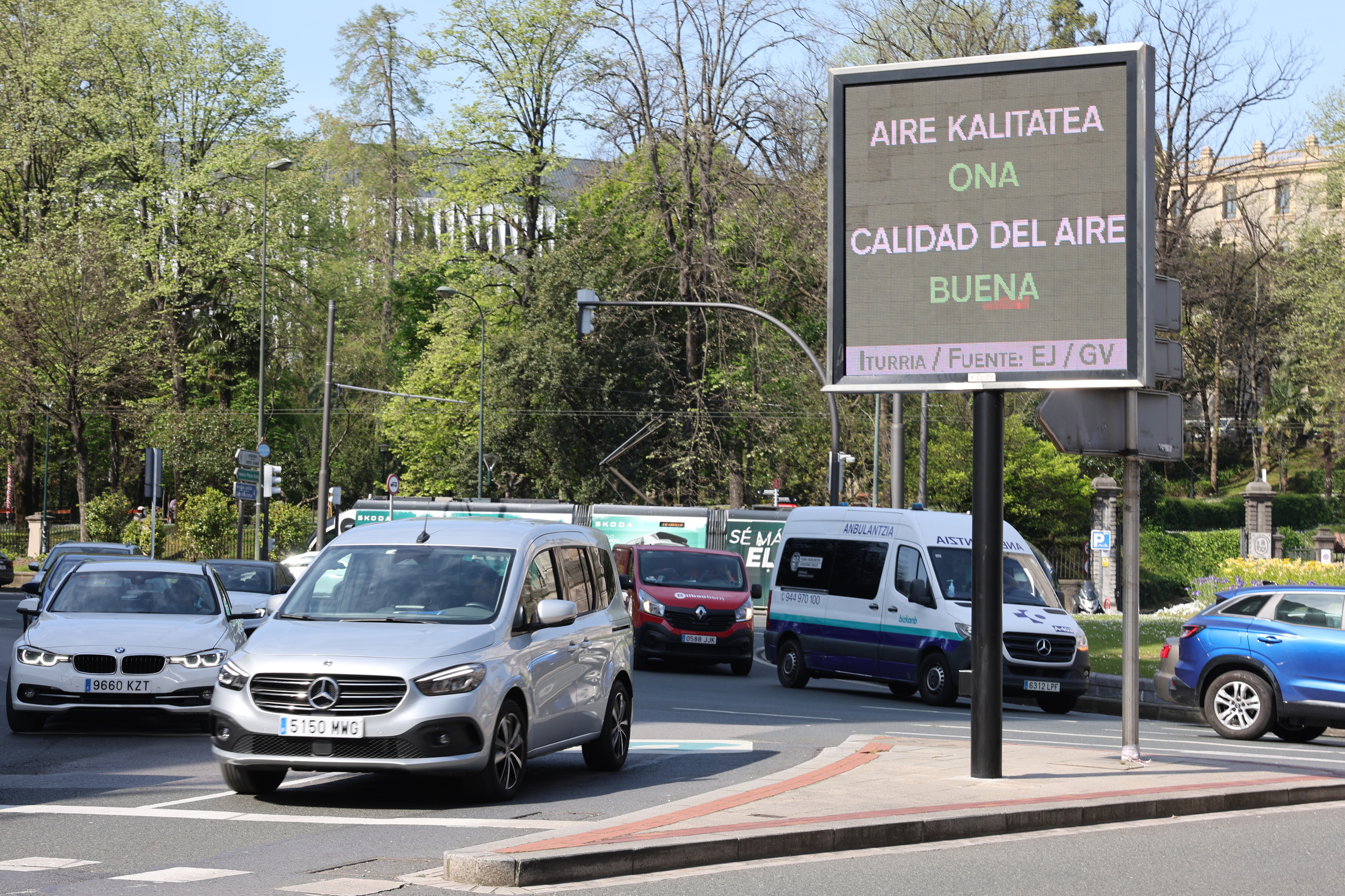 Airearen kalitateari buruzko informazioa ematen duen trafiko pantaila, Bilboko Jesusen Bihotza plazan, joan den astean. OSKAR MATXIN EDESA / FOKU