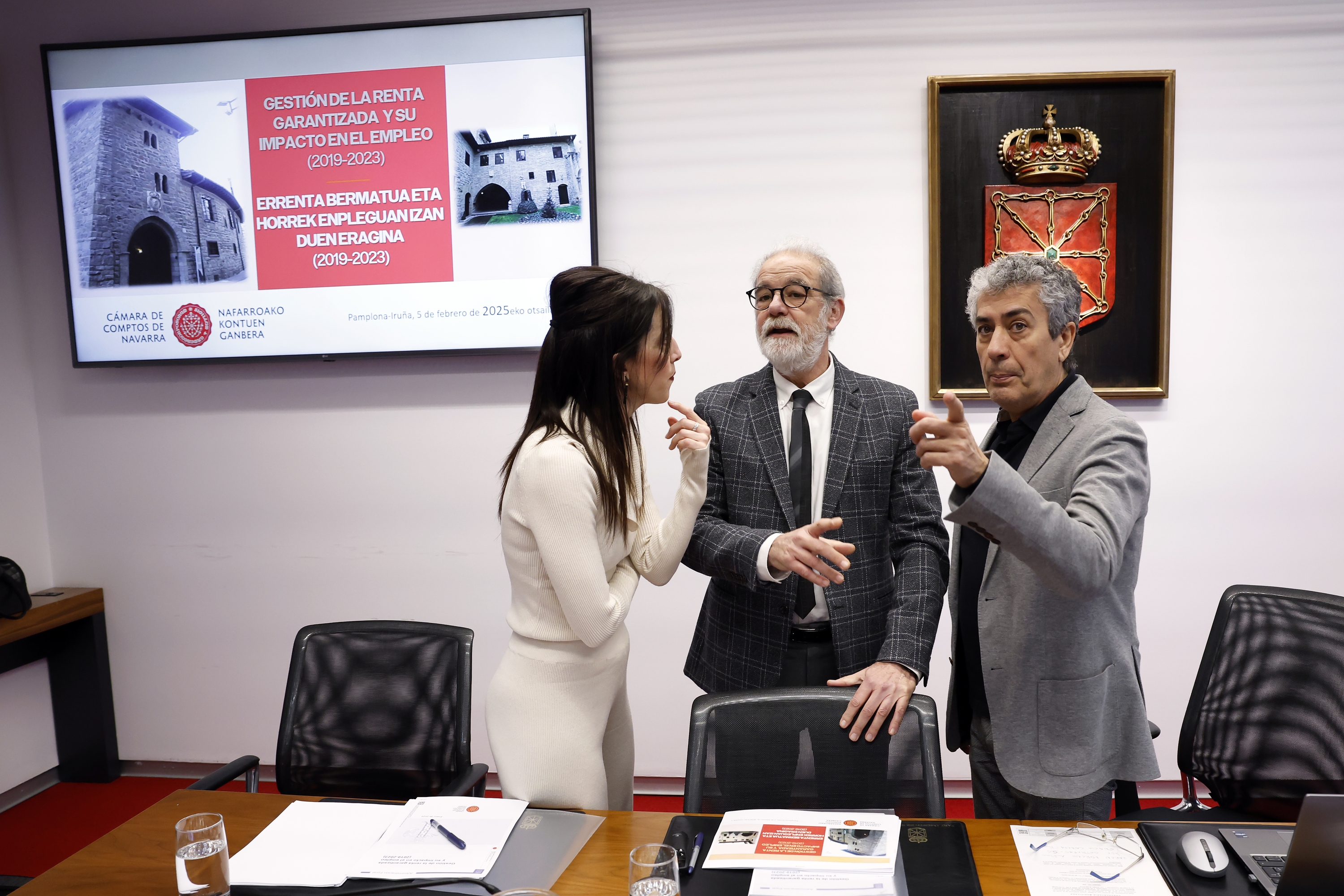 Nafarroako Kontu Ganberako presidente Ignacio Cabeza, erdian, joan otsailean egindako agerraldi batean. JESUS DIGES / EFE