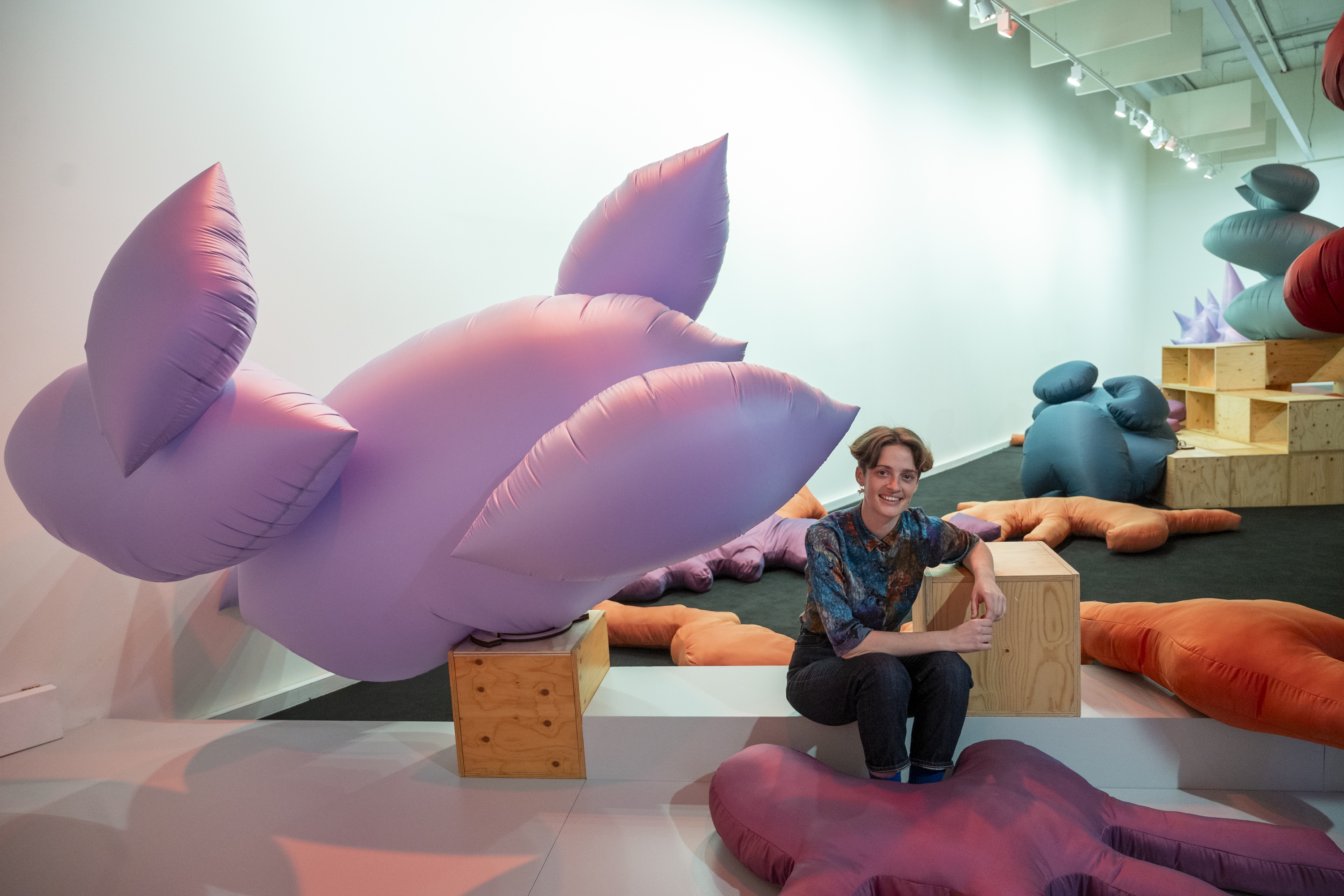 Anna Irina Russell artista, 'Birika bezain elastikoa' erakusketan, Donostian. GORKA RUBIO / FOKU