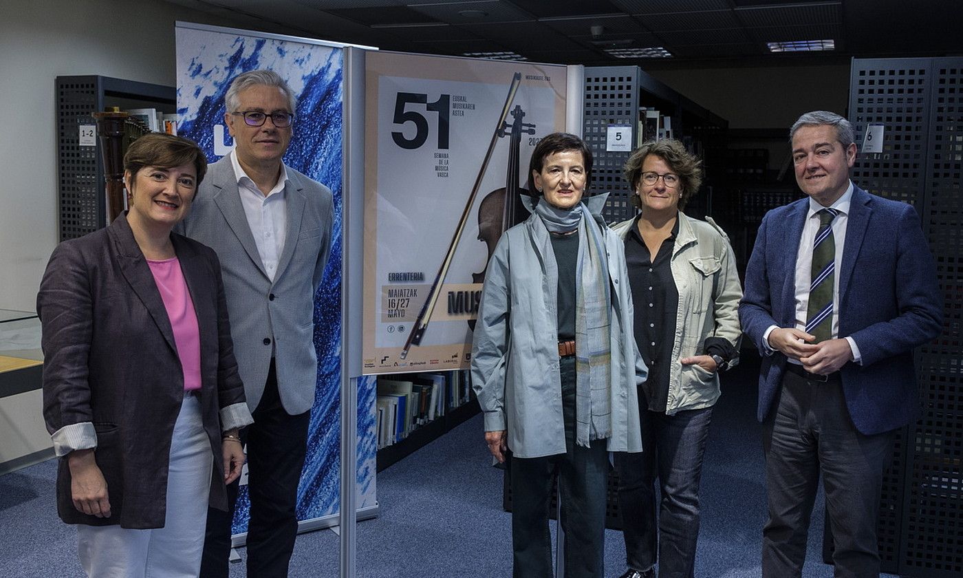 Aizpea Otaegi, Pello Leiñena, Arantxa Arzamendi, Miren Albistur eta Andoni Iturbe, atzo. JON URBE / FOKU.