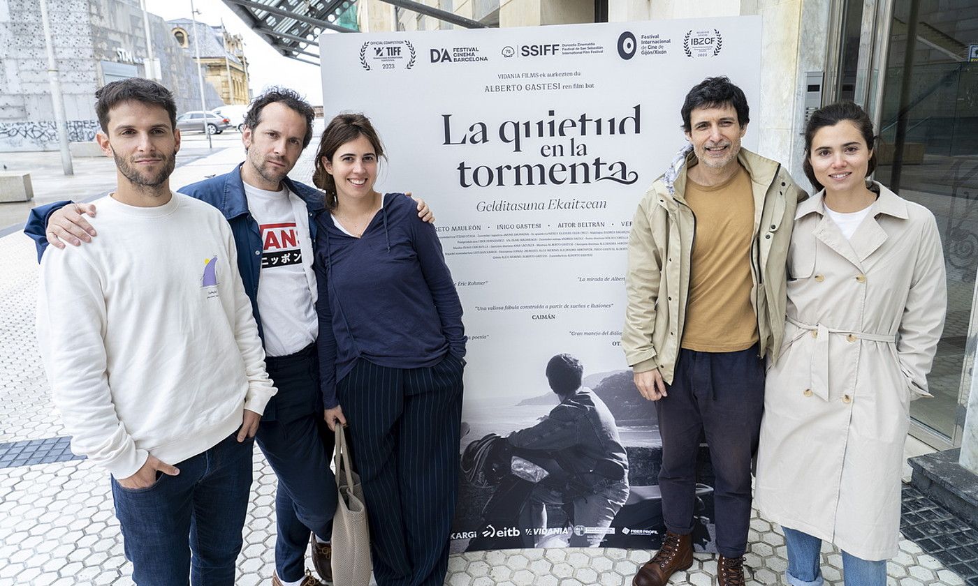 Iñigo Gastesi, Alberto Gastesi, Alejandra Arrospide, Aitor Beltran eta Loreto Mauleon, atzo, Donostian. GORKA RUBIO / FOKU.