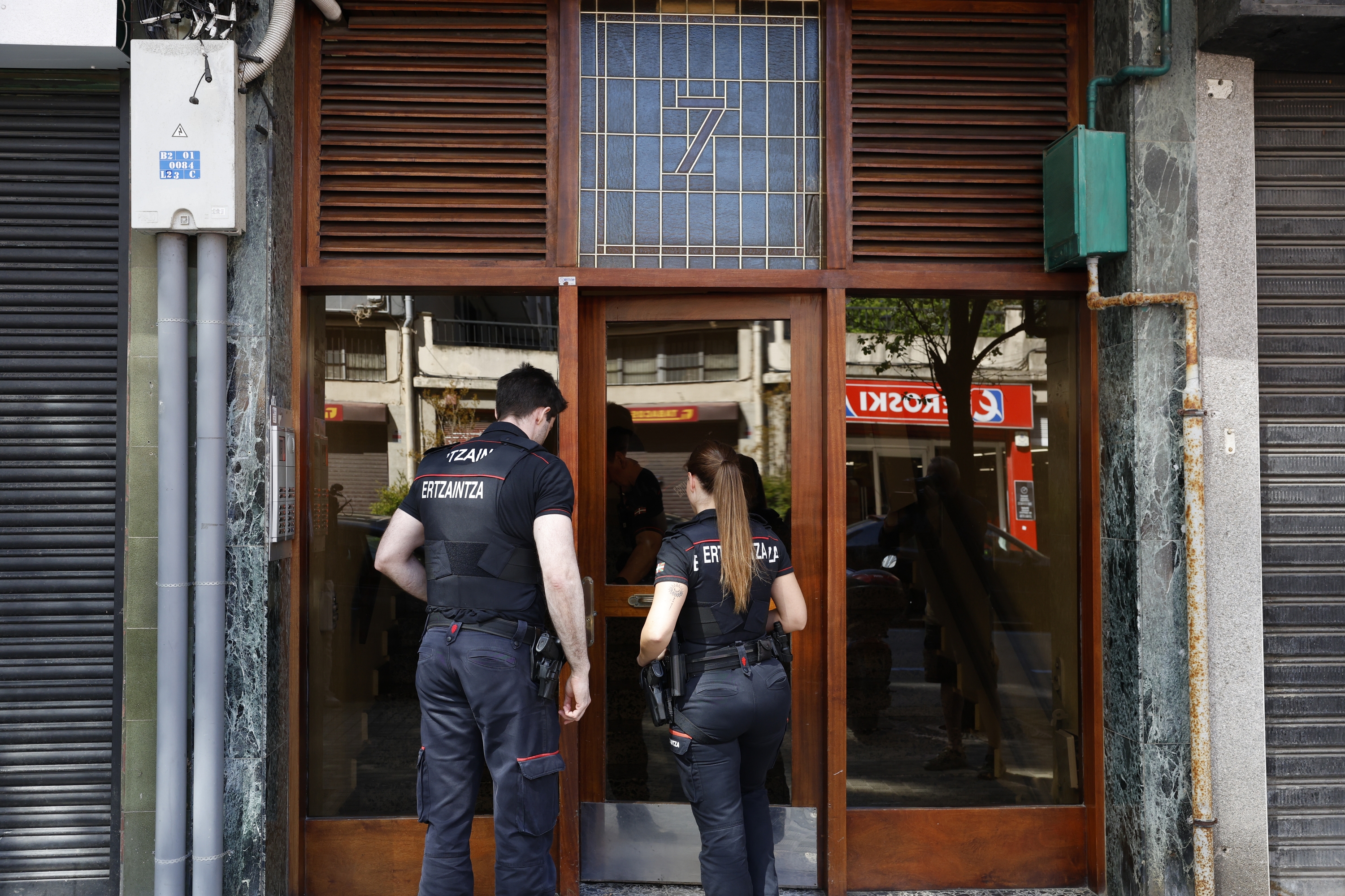 Ertzainak ezkaratzera sartzen, gaur. JUAN HERRERO / EFE