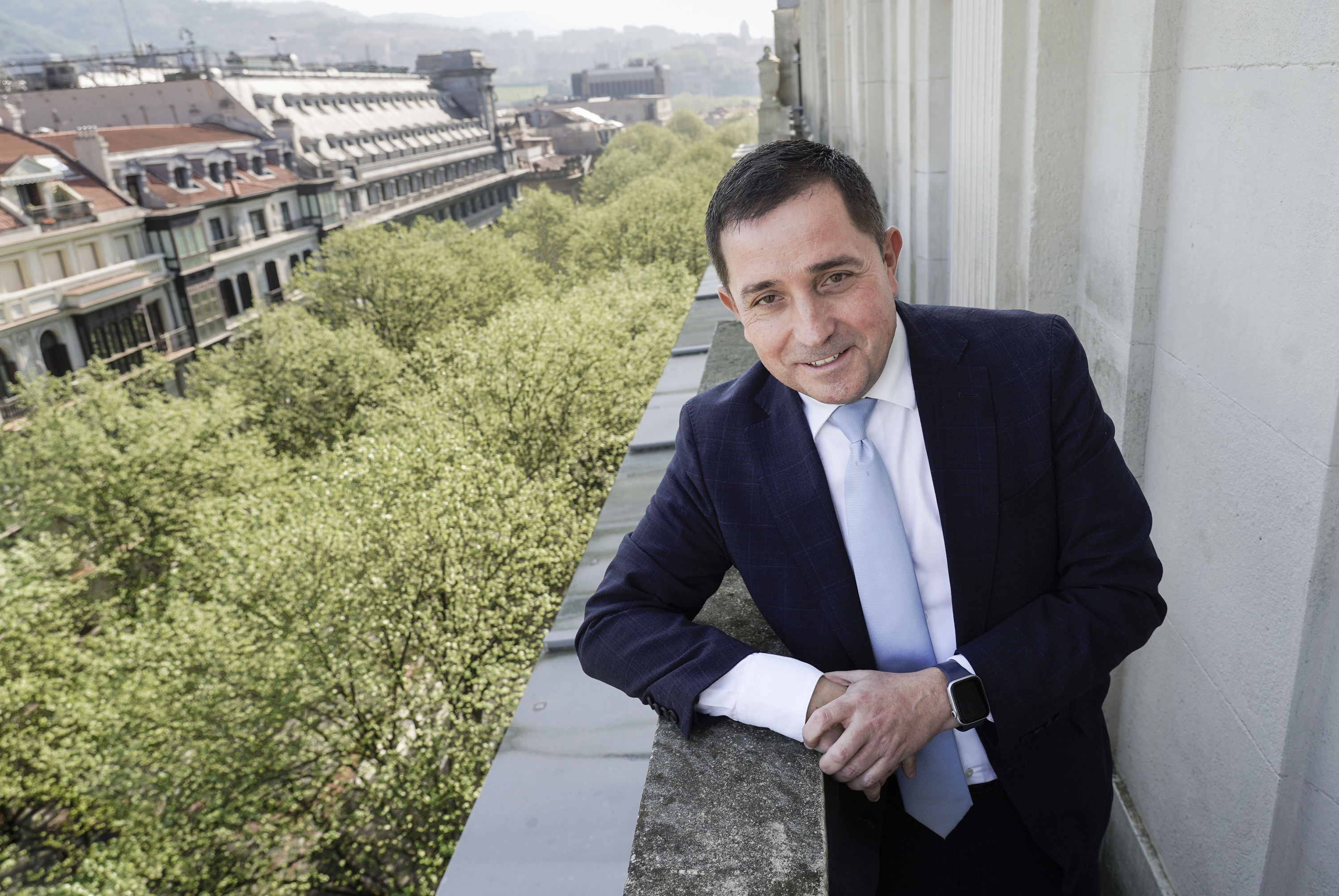 Xabier Sagredo BBK-ko presidentea, bere bulegoko leihoan. MARISOL RAMIREZ / FOKU