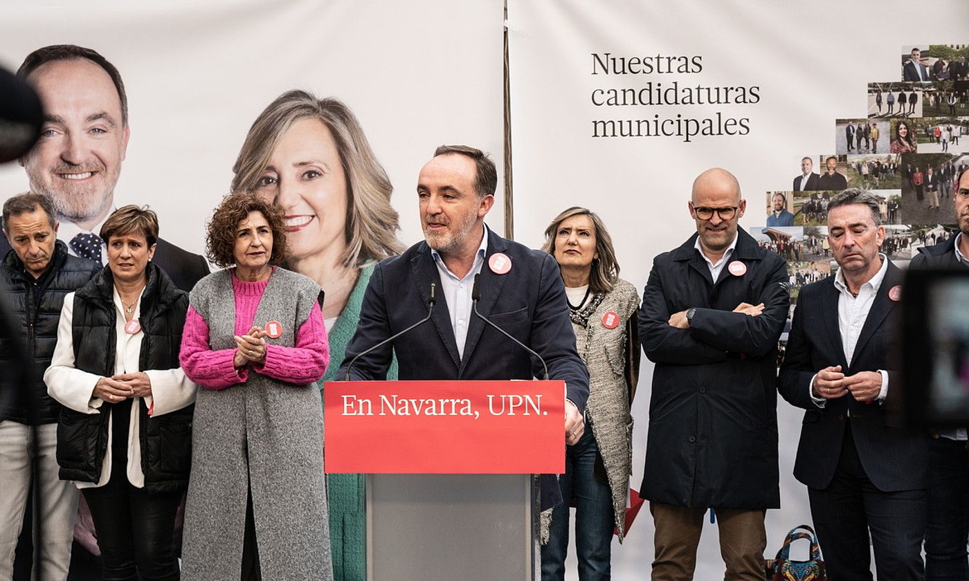 1. UPN. Javier Esparza, Carlos III.aren etorbideko karparen aurrean, eta, atzean, hautagaiak eta Cristina Ibarrola. AITOR KARASATORRE / FOKU. 1. UPN. Javier Esparza, Carlos III.aren etorbideko karparen aurrean, eta, atzean, hautagaiak eta Cristina Ibarrola. AITOR KARASATORRE / FOKU.
