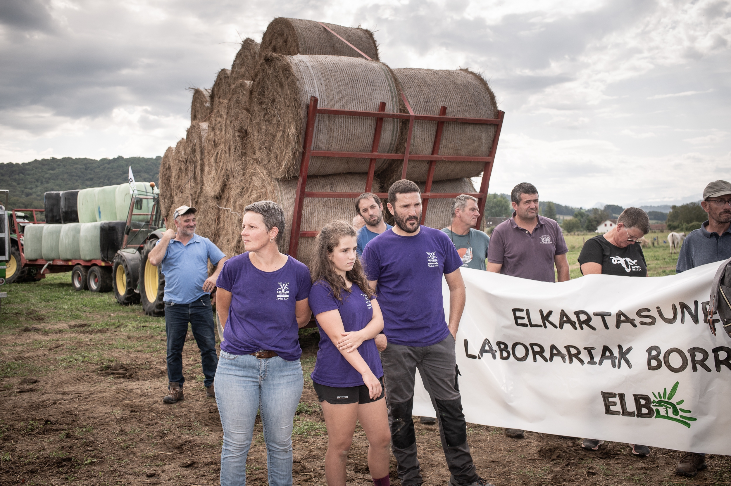 ELBko laborariak, behien tuberkulosiak jota dagoen Sicre familiari elkartasuna adierazten, Ezpeizen, iazko abuztuan. PATXI BELTZAIZ