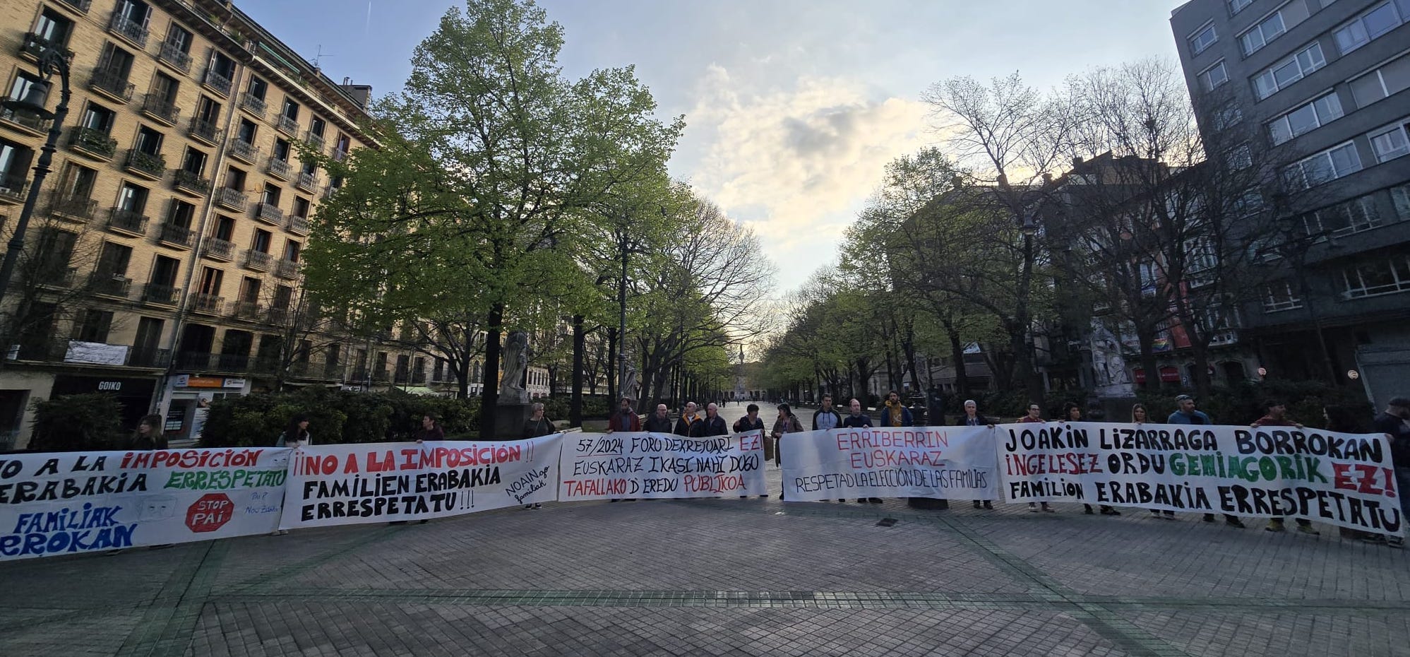 PAI-D ereduko ikastetxeetako familien elkarretaratzea, gaur, Nafarroako Parlamentuaren aurrean. STEILAS