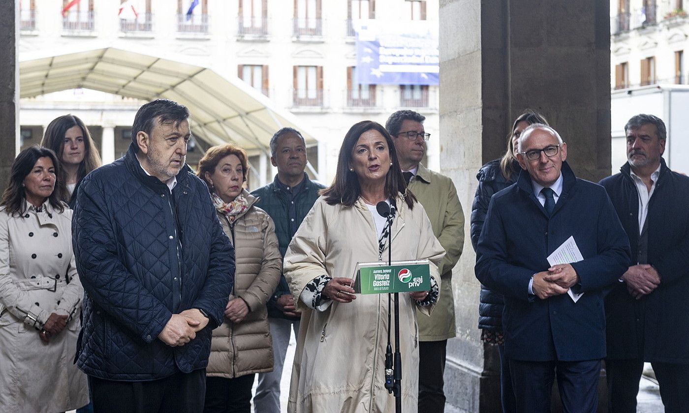 EAJren Gasteizko eta Arabako hautagaiak, atzo, Plaza Berrian. J.F.. / FOKU.