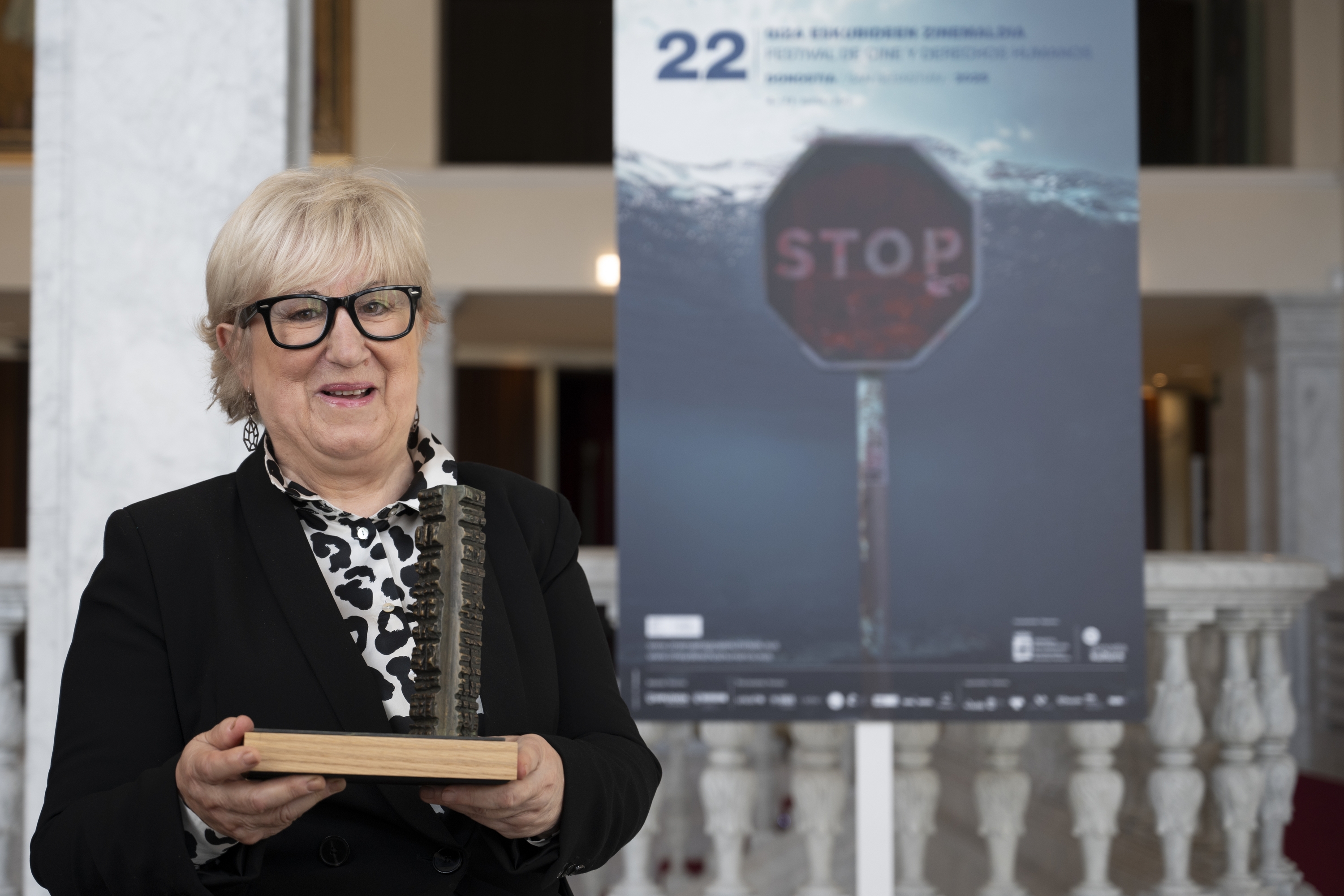Helena Taberna zinemagilea, gaur, garaikurra eskuetan duela, Donostian. GORKA RUBIO / FOKU