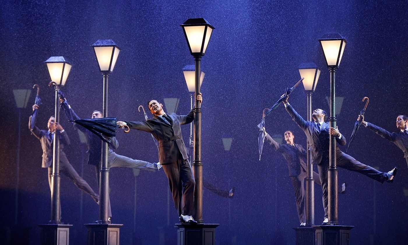 Cantando bajo la lluvia antzezlana, Bartzelonan. TONI ALBIR.