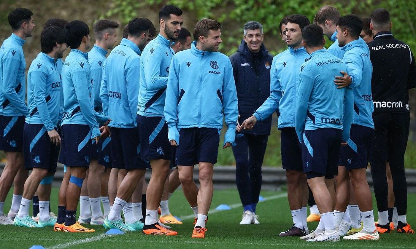 Realeko jokalariak eta Imanol Alguacil tekinaria, atzo, Zubietan egindako entrenamenduan. REALA. Realeko jokalariak eta Imanol Alguacil tekinaria, atzo, Zubietan egindako entrenamenduan. REALA.