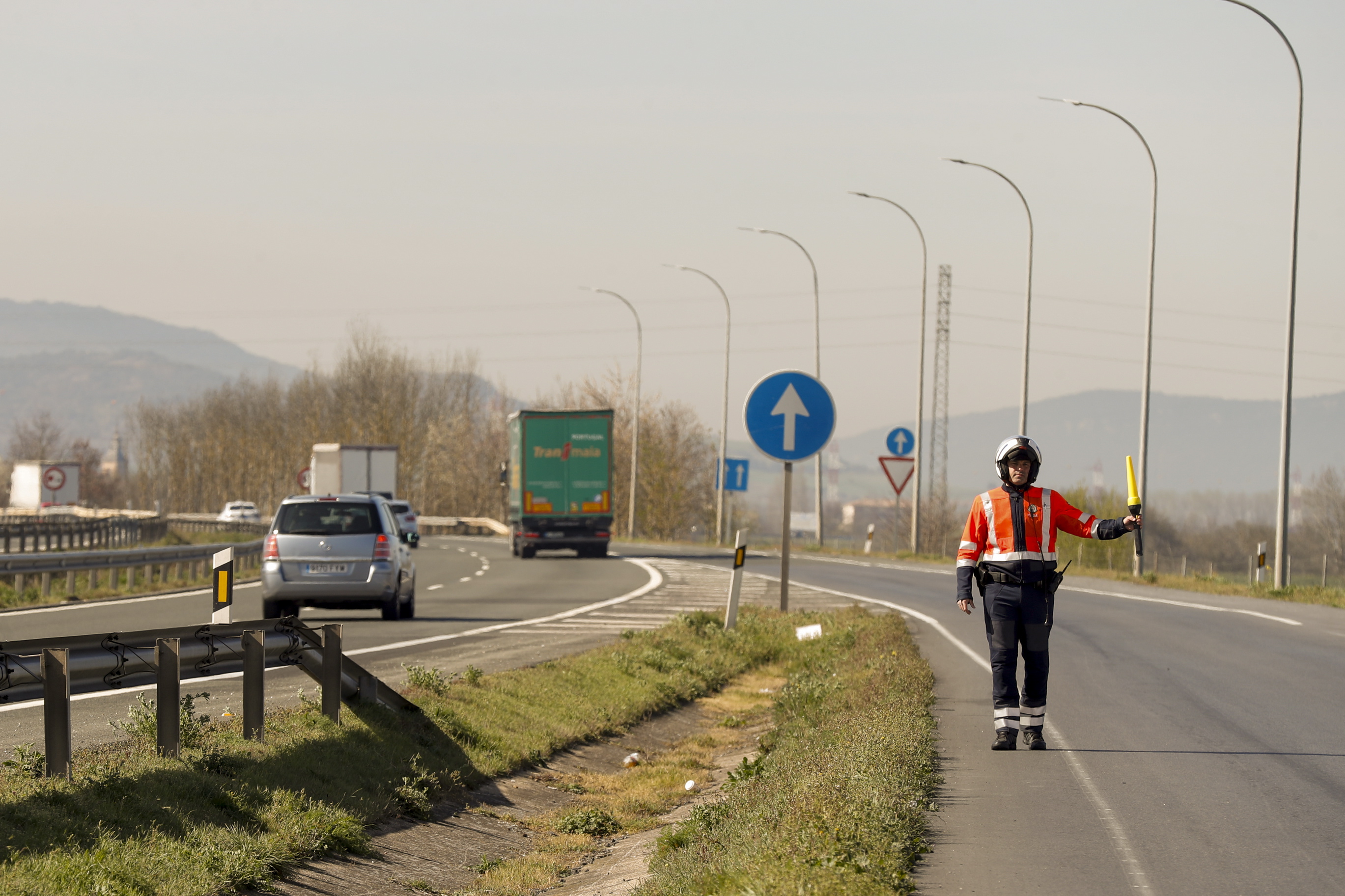Ertzain bat, trafikoa zaintzen. DAVID AGUILAR / EFE