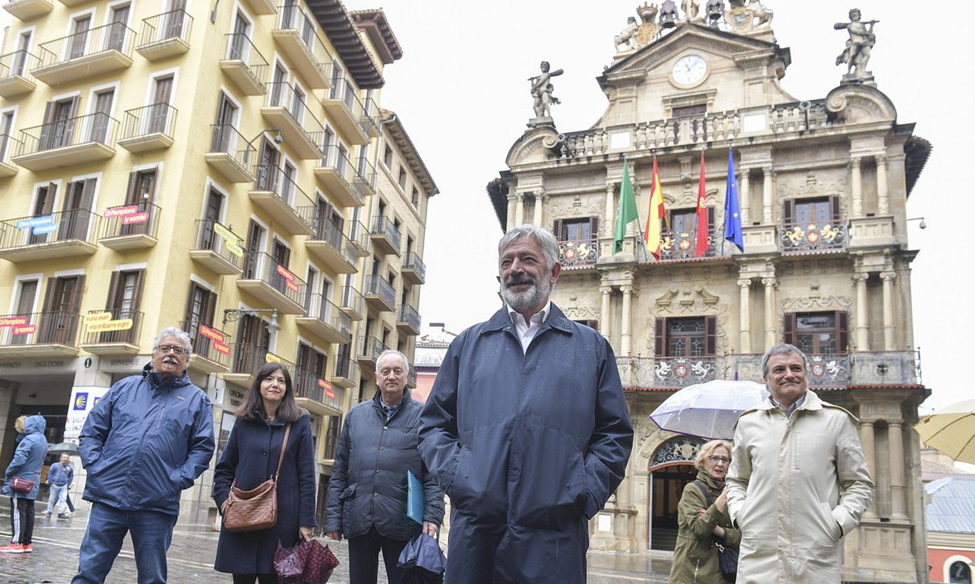 Koldo Martinez, atzo, Iruñeko udaletxe aurrean, bere taldeko kideekin batera. IDOIA ZABALETA / FOKU.