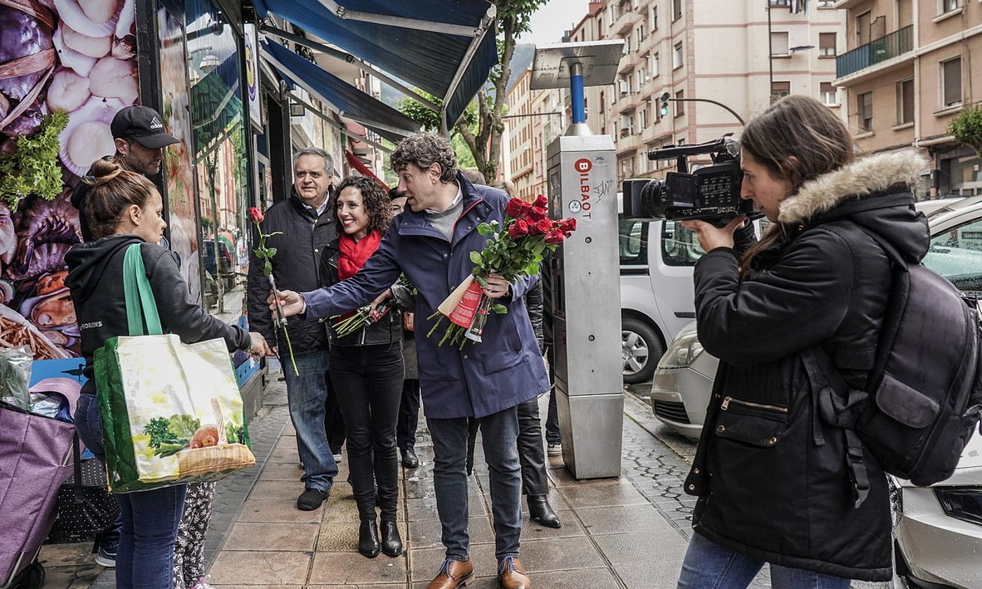 Andueza eta Abete propaganda banatzen, Errekalden. MARISOL RAMIREZ / FOKU.