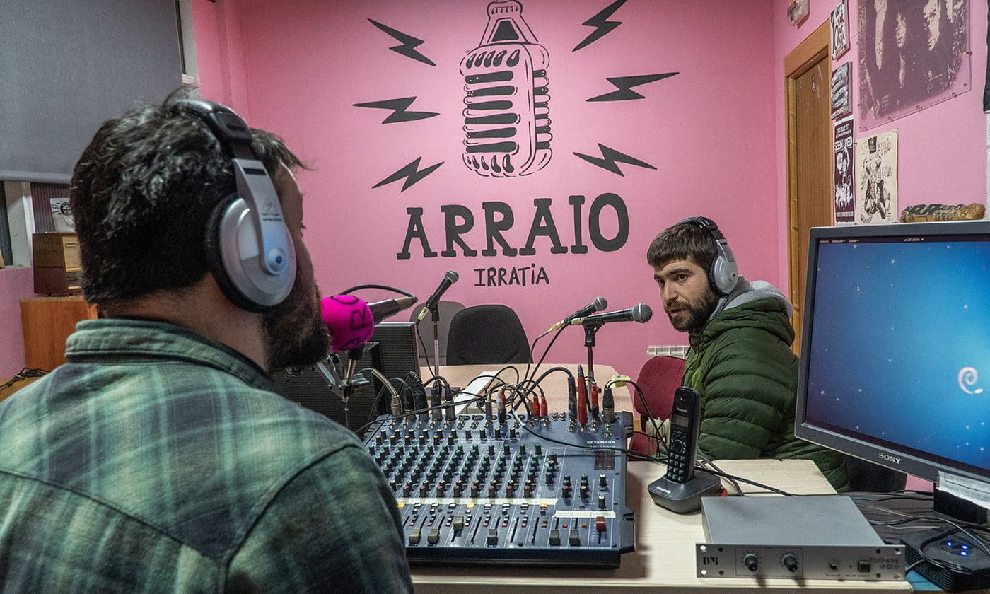 Zarauzko Arraio irratiko bi esatari, gaztetxe berrian, urtarrilean. ANDONI CANELLADA / FOKU. Zarauzko Arraio irratiko bi esatari, gaztetxe berrian, urtarrilean. ANDONI CANELLADA / FOKU.