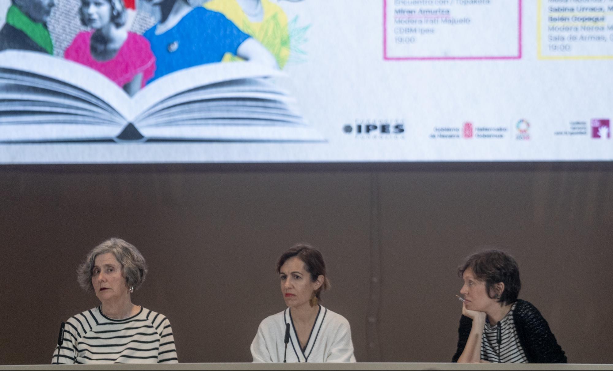 Mari Luz Esteban, Katixa Agirre eta Garazi Arrula idazleak, atzo, Iruñeko Pinaquy aretoan. JAGOBA MANTEROLA / FOKU