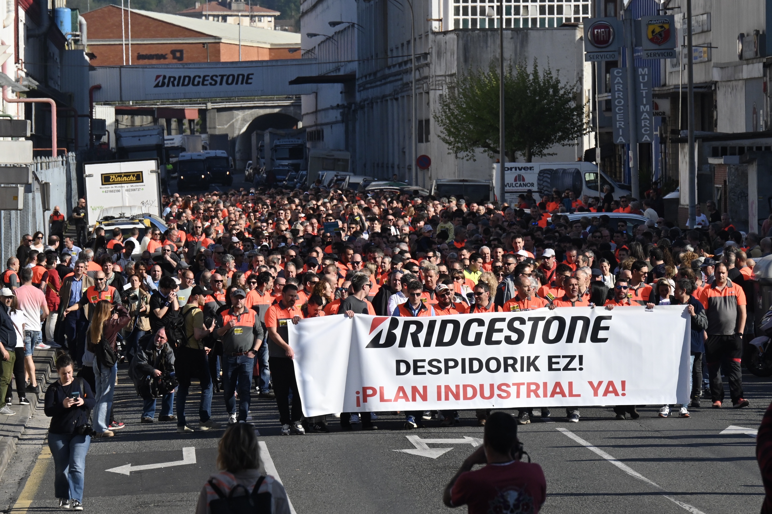 Bridgestoneko langileek astelehenean eginiko manifestazioa. Jendetza bildu zen Basauriko kaleetan. MIKEL MARTINEZ DE TRESPUENTES / FOKU