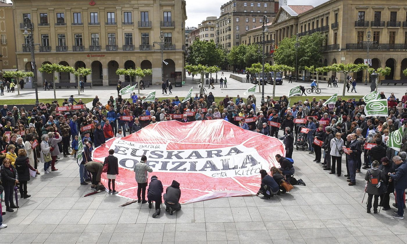Atzoko giza katea eta protesta Gazteluko plazan amaitu ziren. Mila lagun inguru elkartu ziren. IDOIA ZABALETA / FOKU. Atzoko giza katea eta protesta Gazteluko plazan amaitu ziren. Mila lagun inguru elkartu ziren. IDOIA ZABALETA / FOKU.
