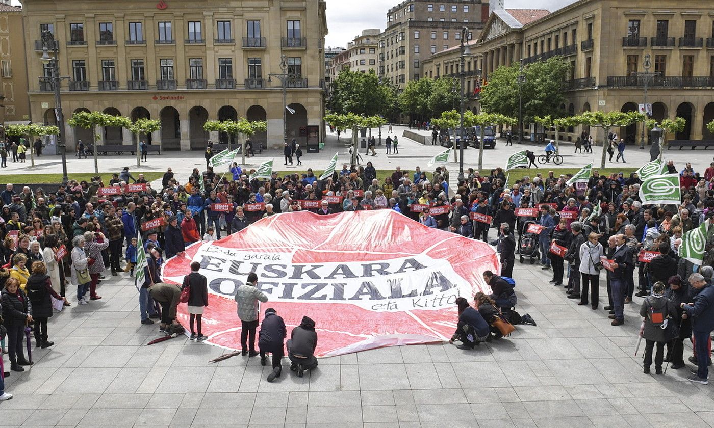 Atzoko giza katea eta protesta Gazteluko plazan amaitu ziren. Mila lagun inguru elkartu ziren. IDOIA ZABALETA / FOKU.