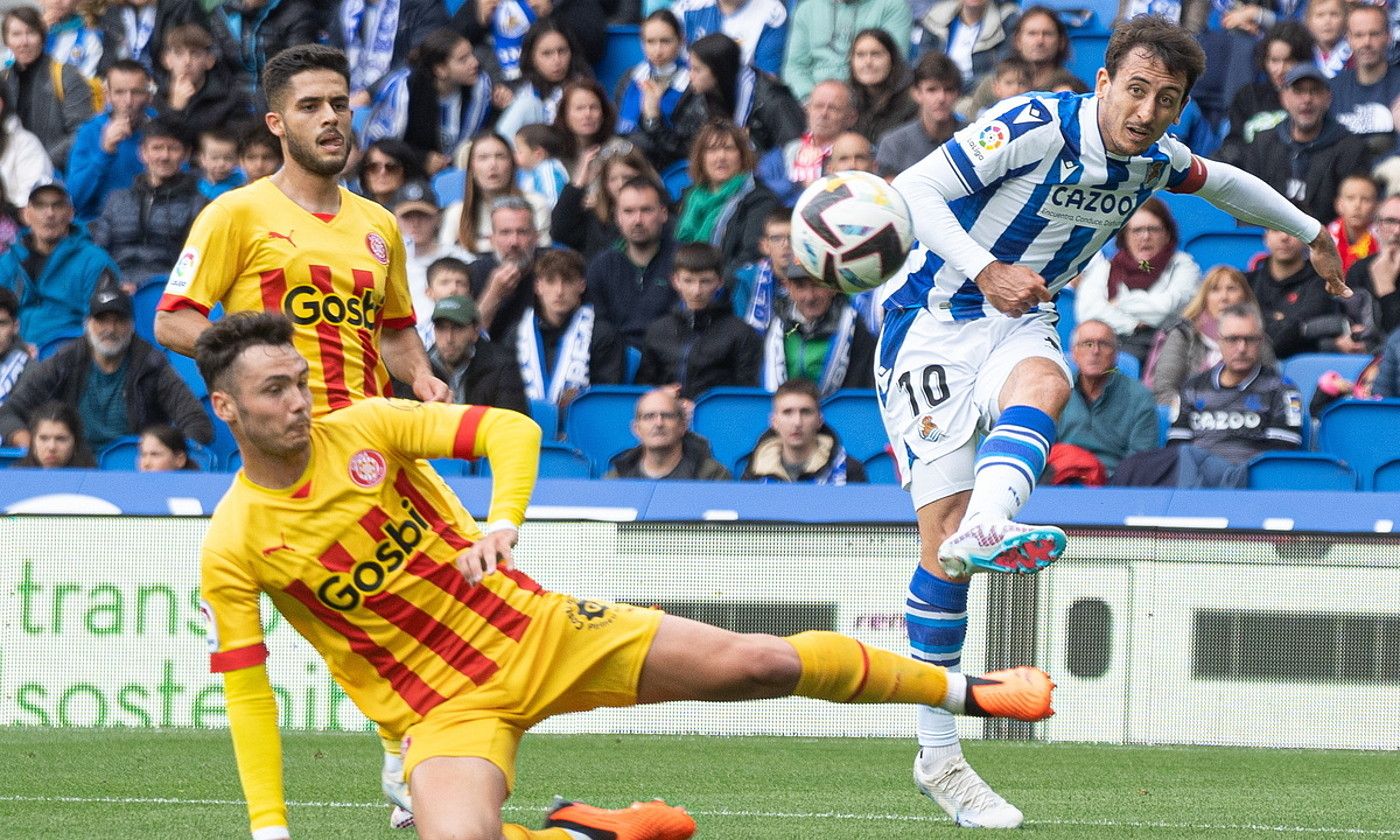Mikel Oiartzabal atzo, Anoetan, Gironako atzelarien artean erdiraketa bat egiten duen bitartean. JAGOBA MANTEROLA / FOKU. Mikel Oiartzabal atzo, Anoetan, Gironako atzelarien artean erdiraketa bat egiten duen bitartean. JAGOBA MANTEROLA / FOKU.