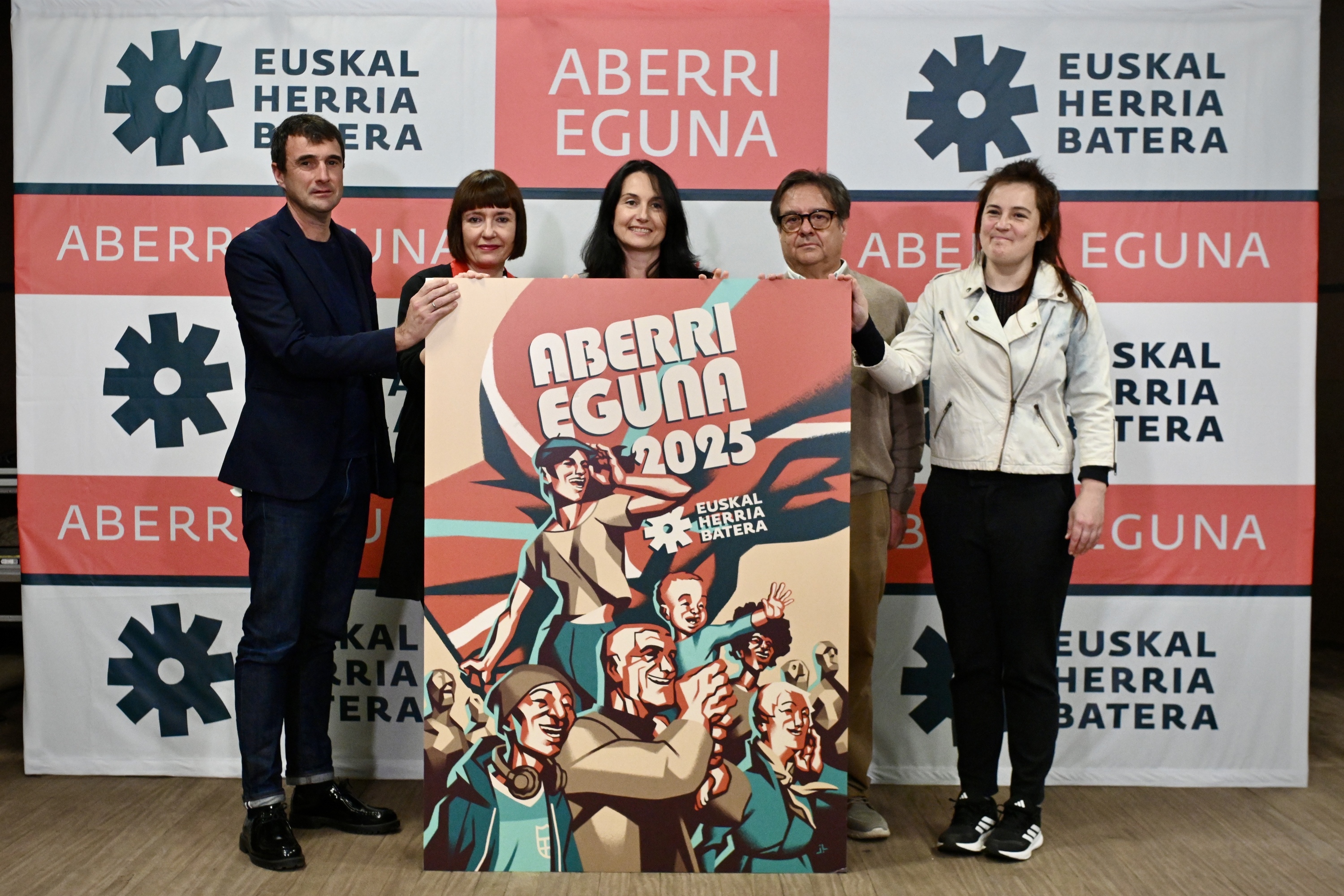 Fundazioetako ordezkariak EH Batera-koekin, gaurko deialdia egiteko kartelari eusten. MIKEL MARTINEZ DE TRESPUENTES / FOKU