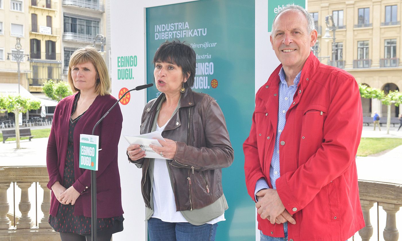 Arantxa Izurdiaga, Laura Aznal eta Adolfo Araiz, atzo Iruñeko Gazteluko plazan eginiko agerraldian. BERRIA. Arantxa Izurdiaga, Laura Aznal eta Adolfo Araiz, atzo Iruñeko Gazteluko plazan eginiko agerraldian. BERRIA.