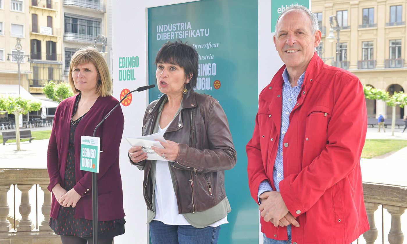 Arantxa Izurdiaga, Laura Aznal eta Adolfo Araiz, atzo Iruñeko Gazteluko plazan eginiko agerraldian. BERRIA.