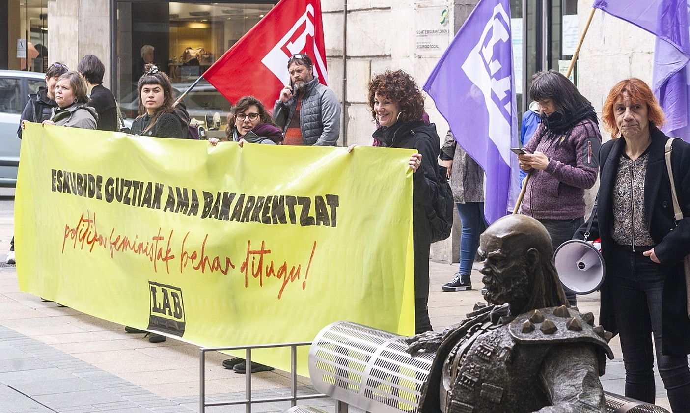 Gizarte Segurantzaren bulegoaren aurrean egin zuen protesta LABek, atzo, Gasteizen. JAIZKI FONTANEDA / FOKU.