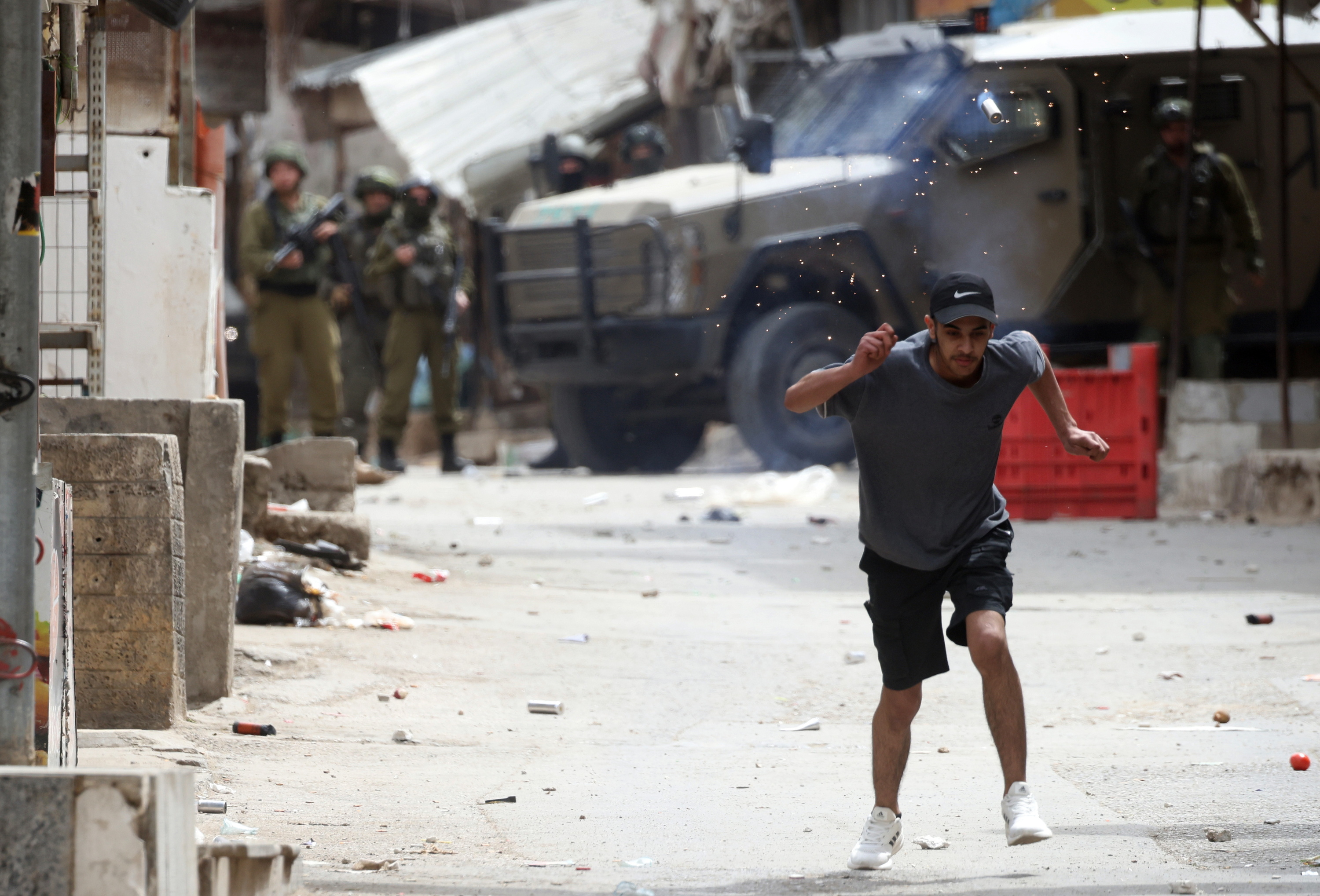 Palestinar bat Israelgo soldaduengandik ihesi, herenegun, Zisjordaniako Nablus hirian. ALAA BADARNEH / EFE
