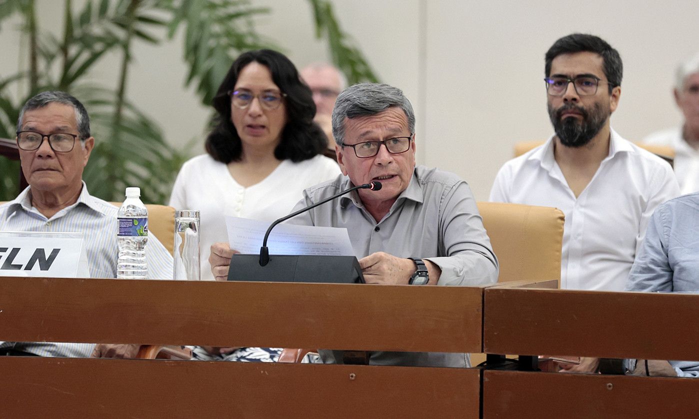 ELNko komandante Pablo Beltran —erdian—, gerrillaren bake ordezkaritzaren agerraldi batean, Habanan. ERNESTO MASTRASCUSA / EFE.