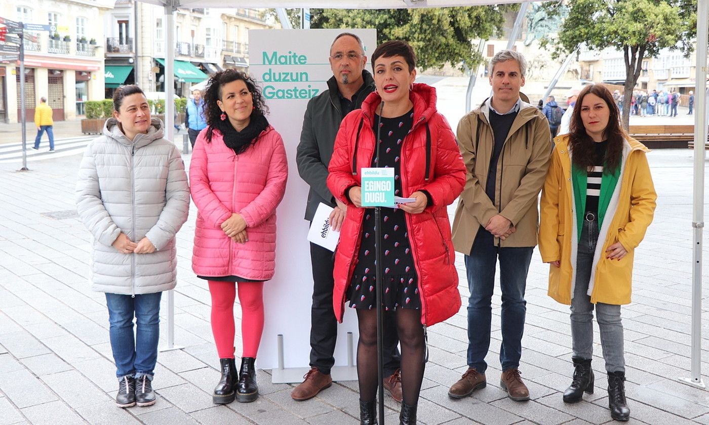 Rocio Vitero eta Felix Gonzalez, EH Bilduren Gasteiz eta Arabako zenbait hautagairekin, atzo, Gasteizen. EH BILDU.