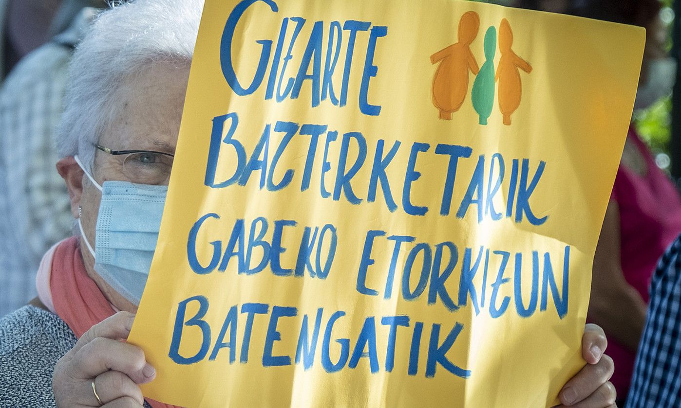 Kalean. Egoitzetako egoiliarren senideek eta pentsiodunek deitutako protesta bat, artxiboko irudi batean. JON URBE / FOKU. Kalean. Egoitzetako egoiliarren senideek eta pentsiodunek deitutako protesta bat, artxiboko irudi batean. JON URBE / FOKU.