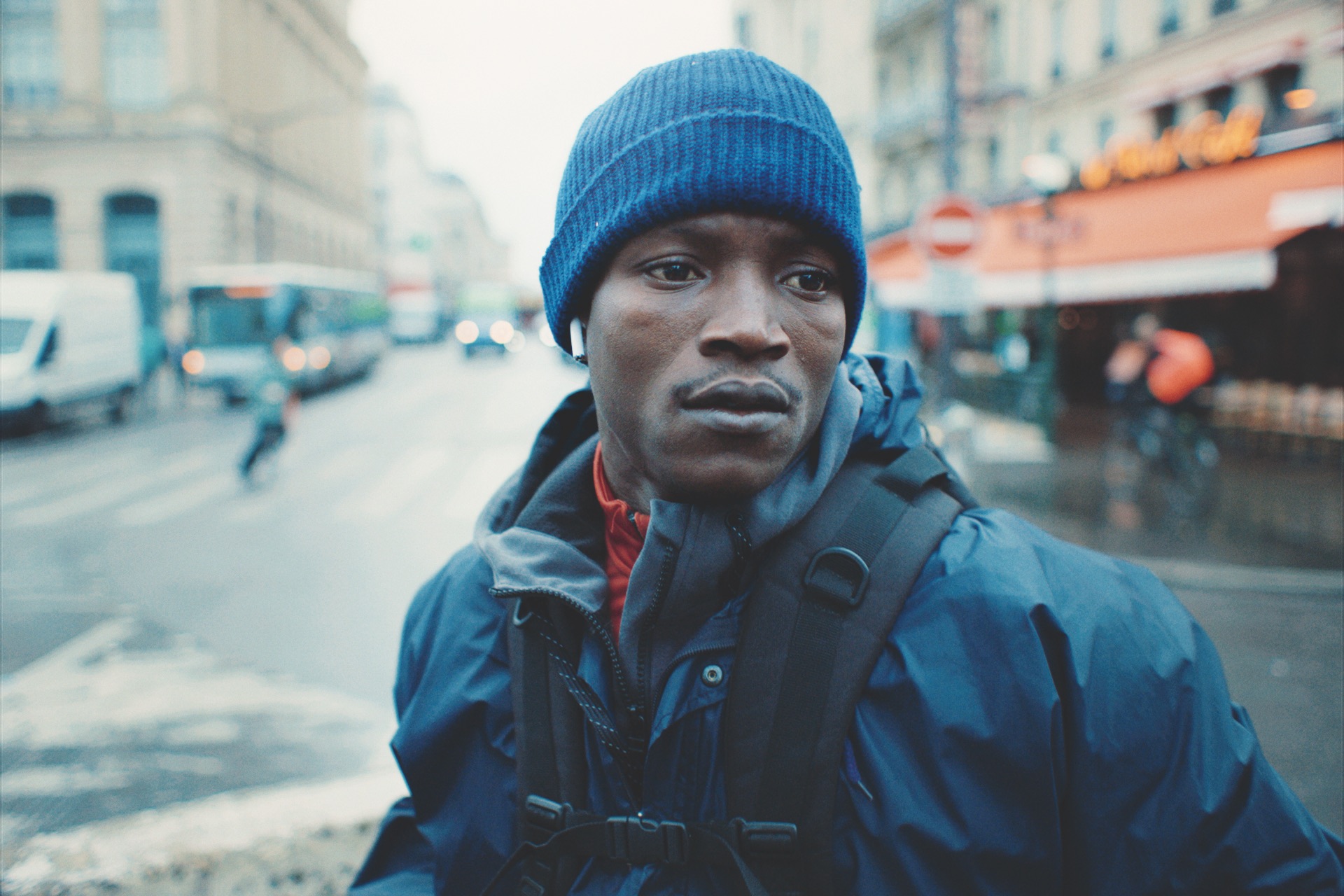 Abou Sangare aktorea Souleymane protagonistaren larruan, 'L' Histoire de Souleymane' filmeko irudi batean. 