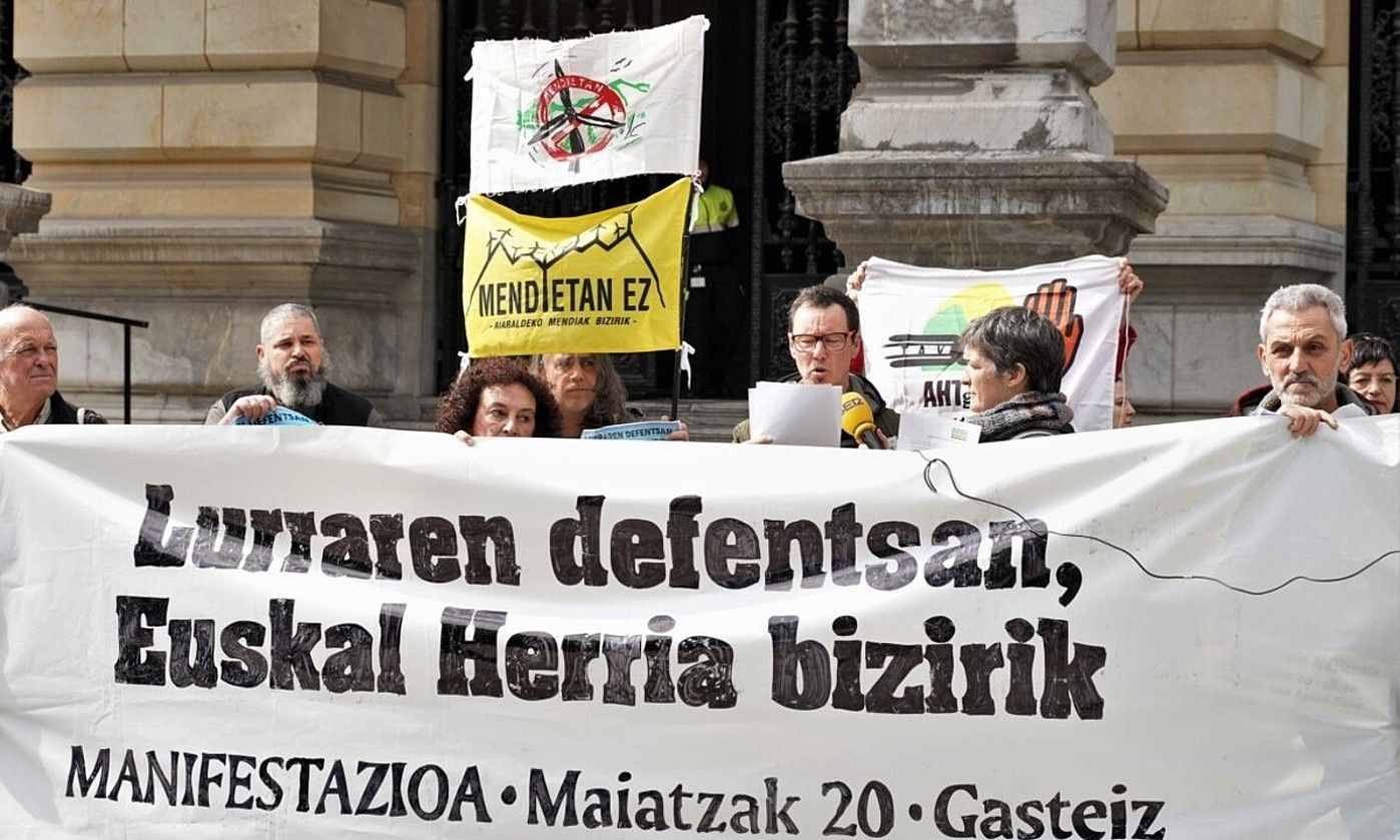 Euskal Herria Bizirik plataformaren protesta, atzo. ECUADOR ETXEA. Euskal Herria Bizirik plataformaren protesta, atzo. ECUADOR ETXEA.